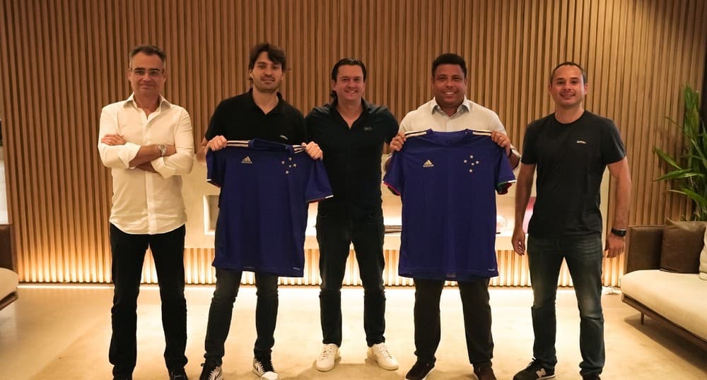 Ronaldo Fenômeno com a camisa do Cruzeiro após acordo de compra do clube