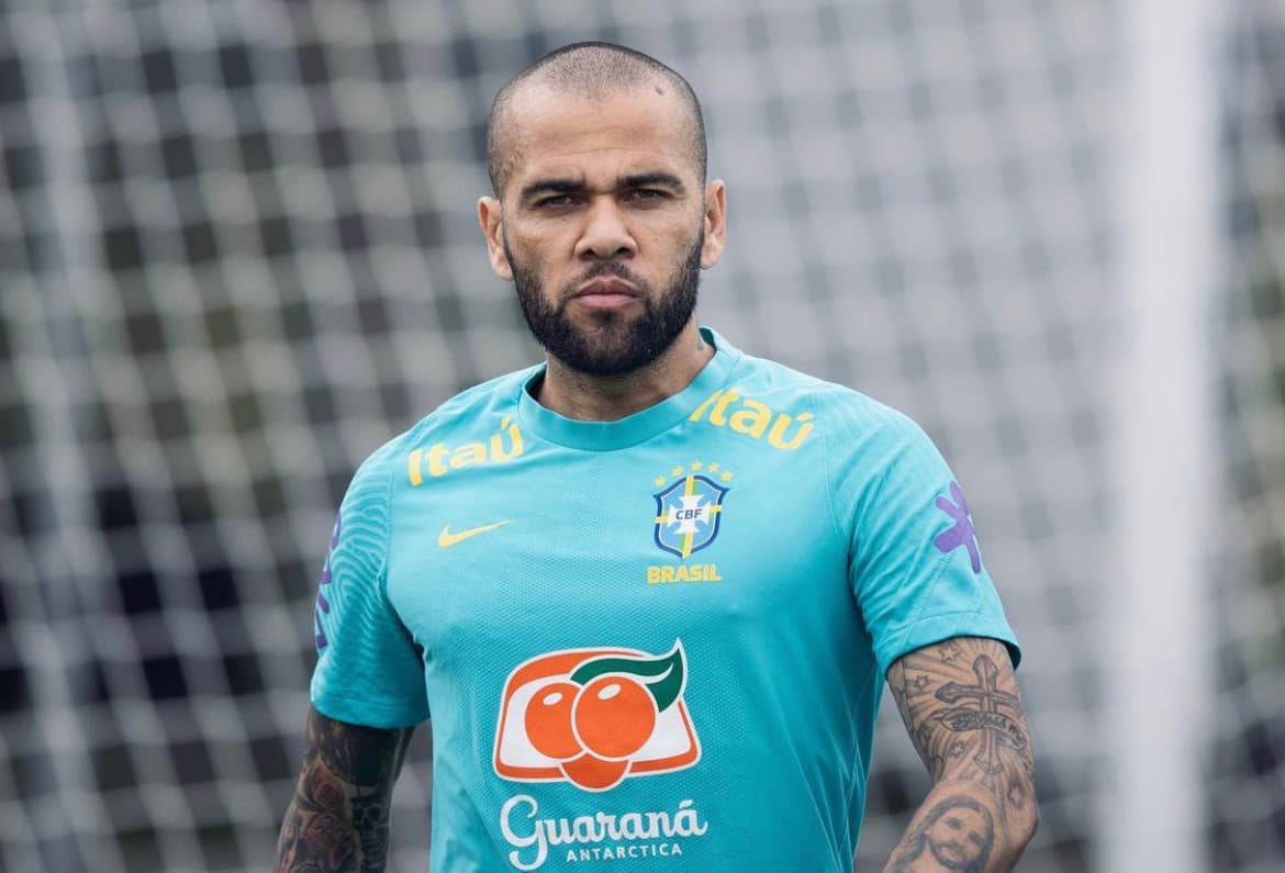 Daniel Alves durante treino da seleção brasileira -