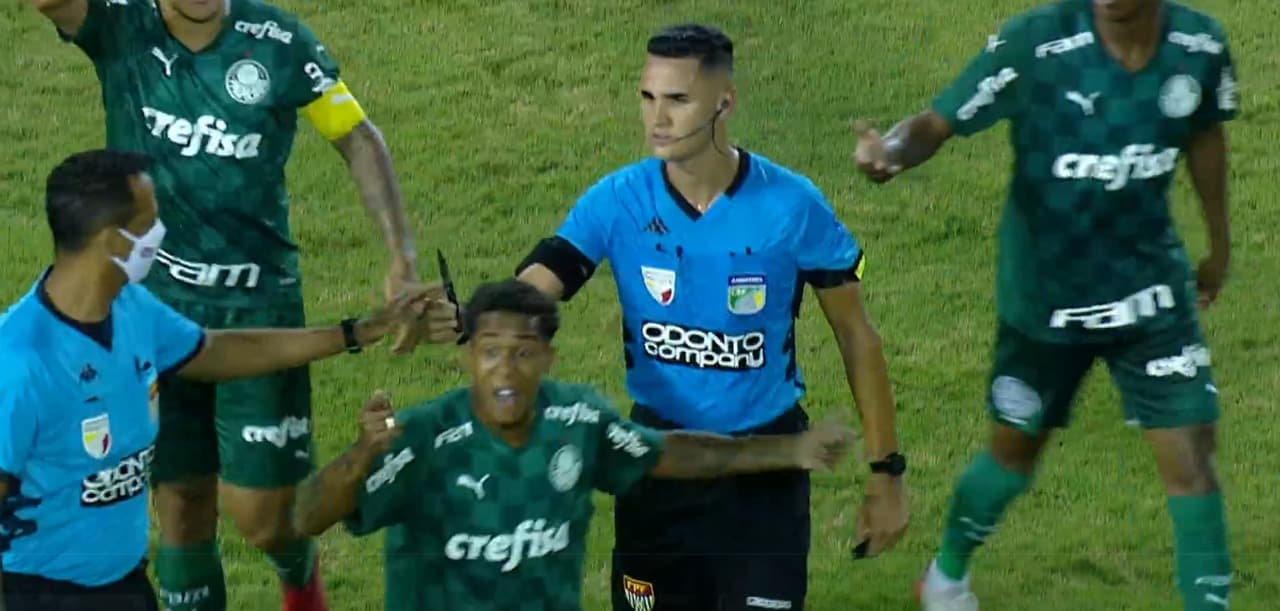 Matheus Candançan recolheu faca em campo durante semifinal da Copinha -