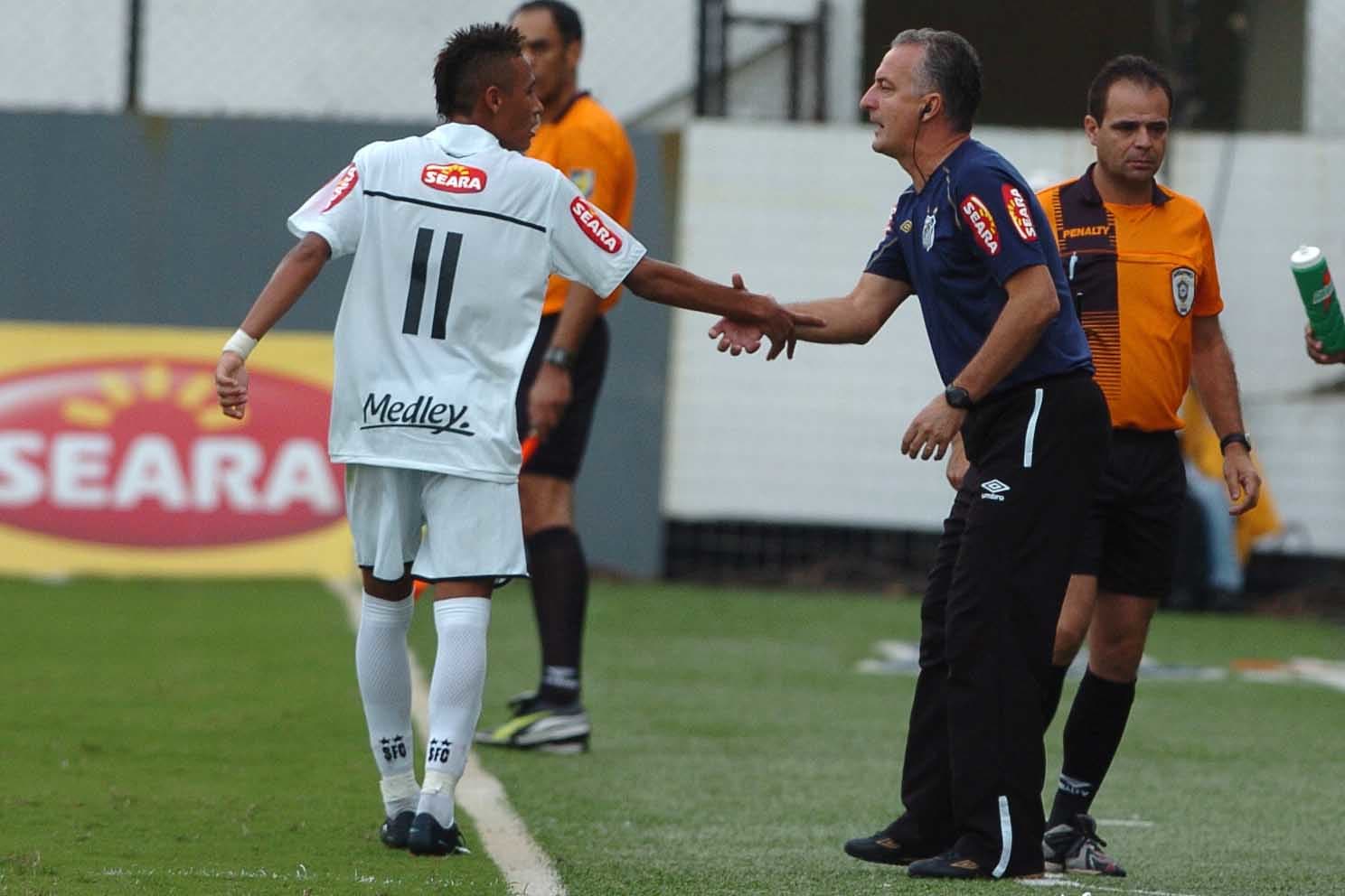 Neymar e Dorival entraram em colisão em 2010 -