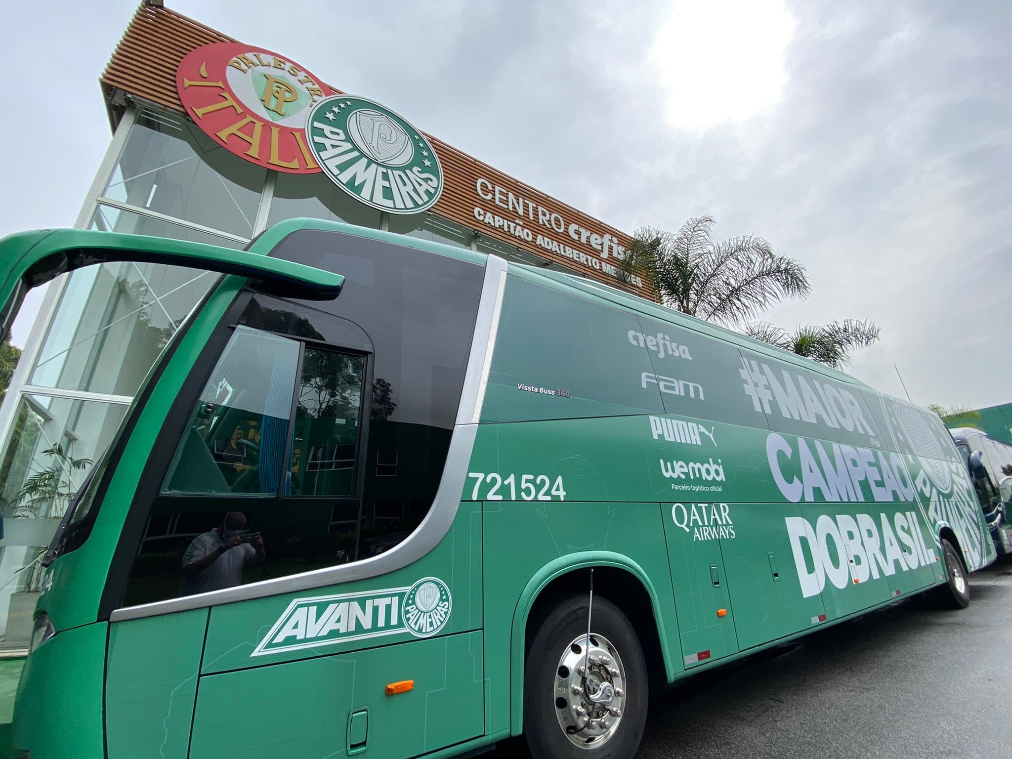 Ônibus do Palmeiras na Academia de Futebol