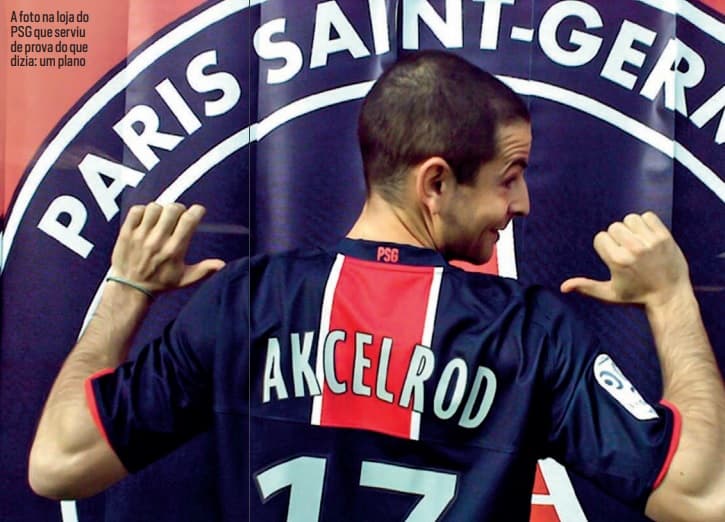 Grégoire Akcelrod com a camisa do PSG -