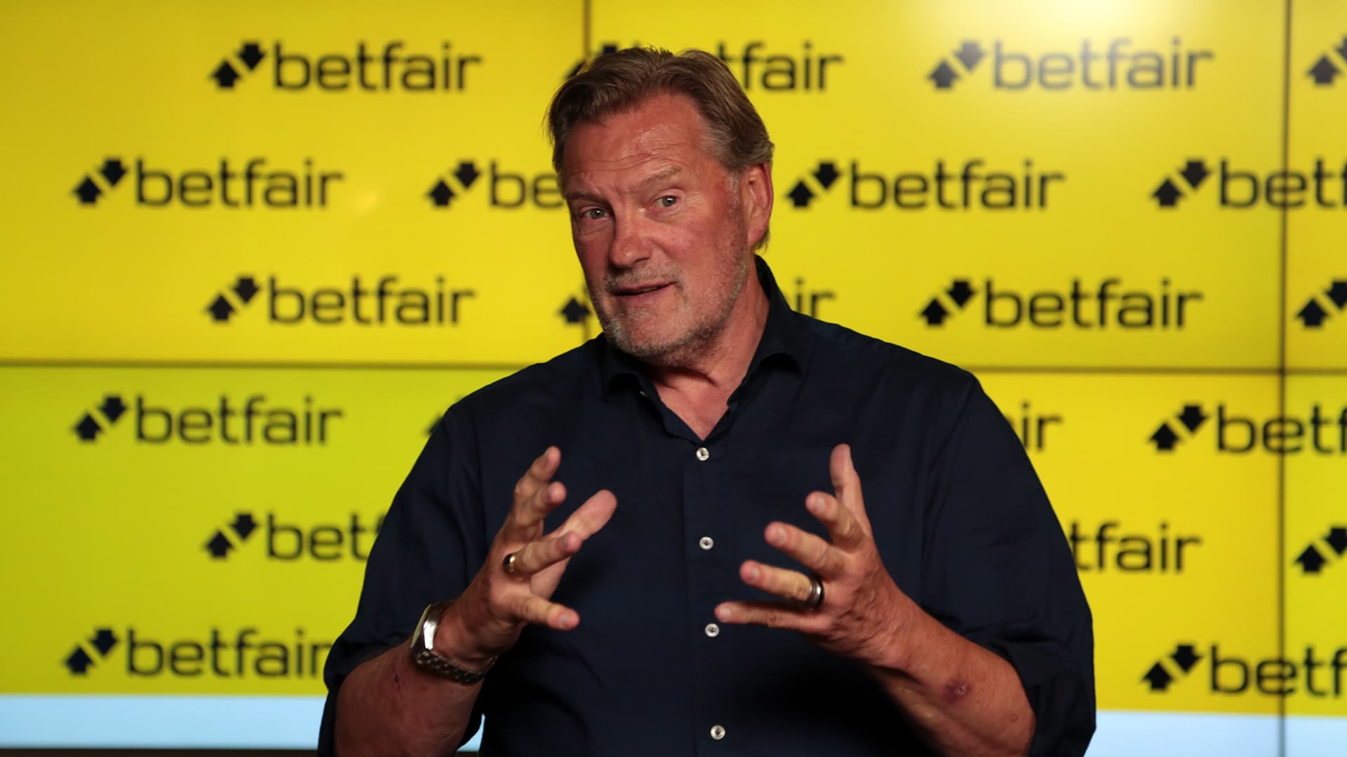 Aos 64 anos, Glenn Hoddle trabalha como comentarista na Inglaterra