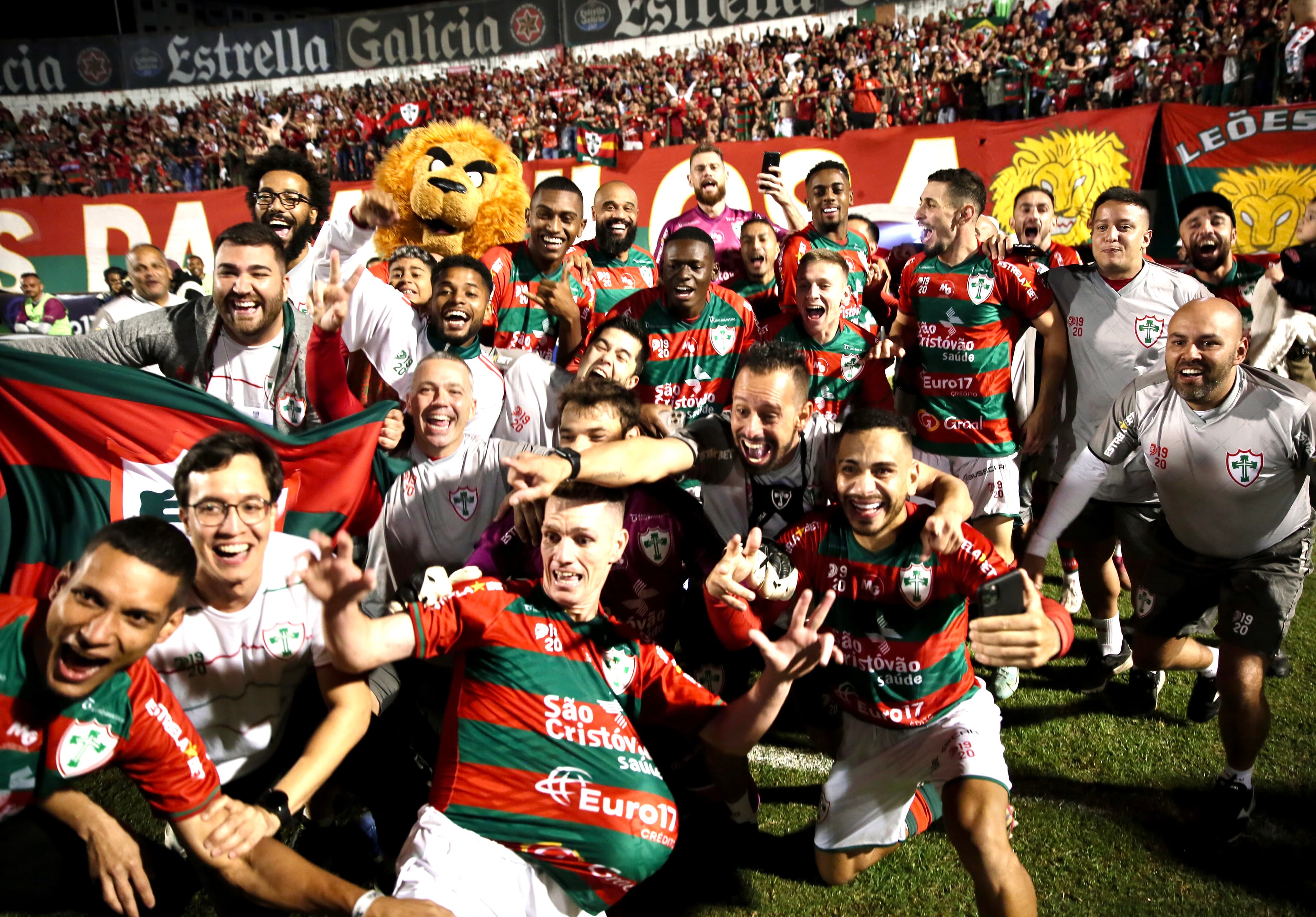 Atletas e comissão comemoram com torcida -