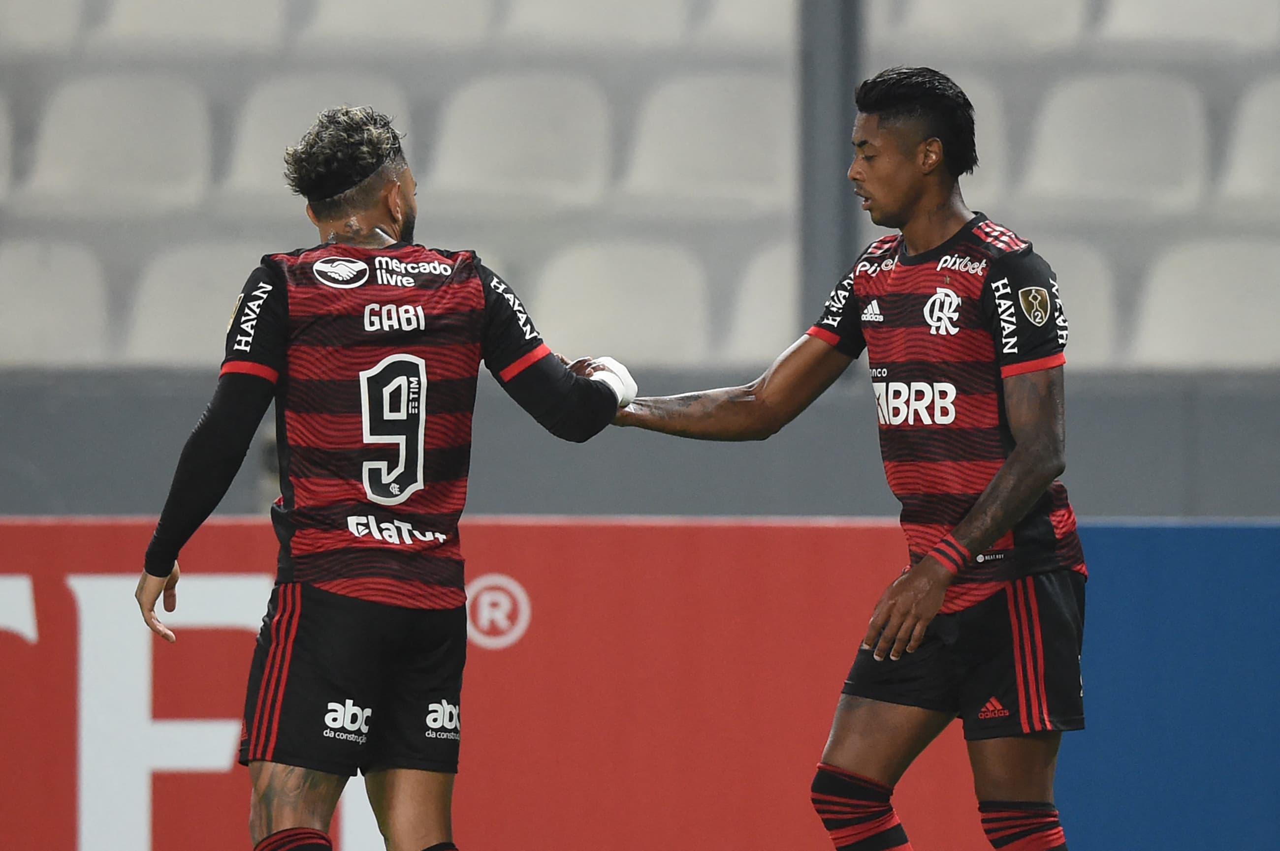 Gabigol e Bruno Henrique comemoram gol do Flamengo no Peru