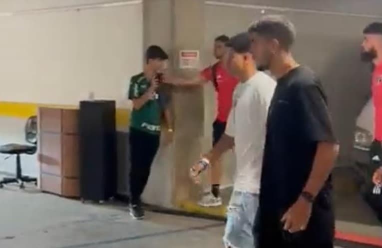 Momento em que Calleri dá um tapa no celular de torcedor palmeirense após o jogo