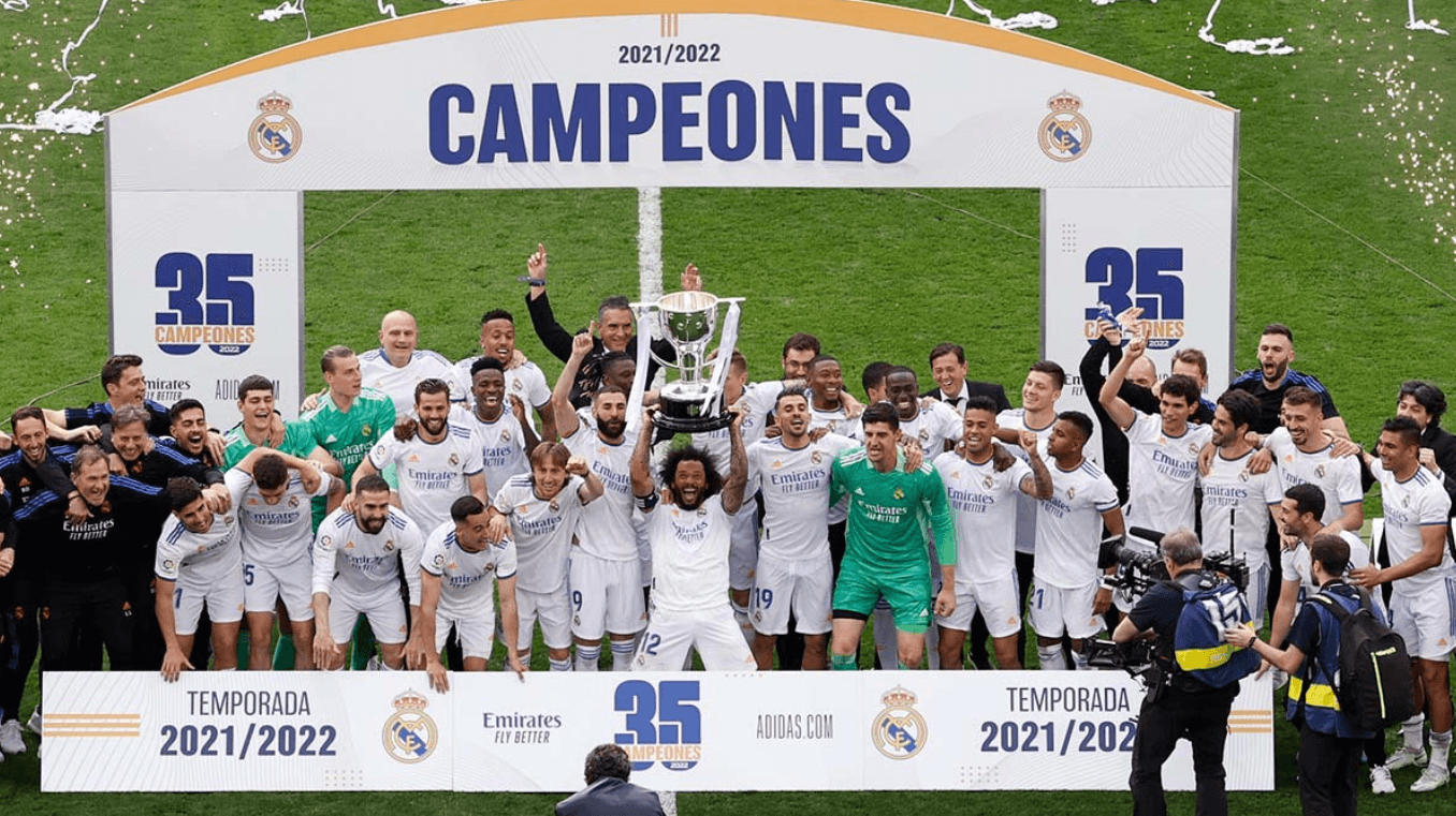 Marcelo ergueu a taça do Campeonato Espanhol -