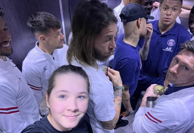 Marta Silchenko postou algumas fotos no elevador com o PSG