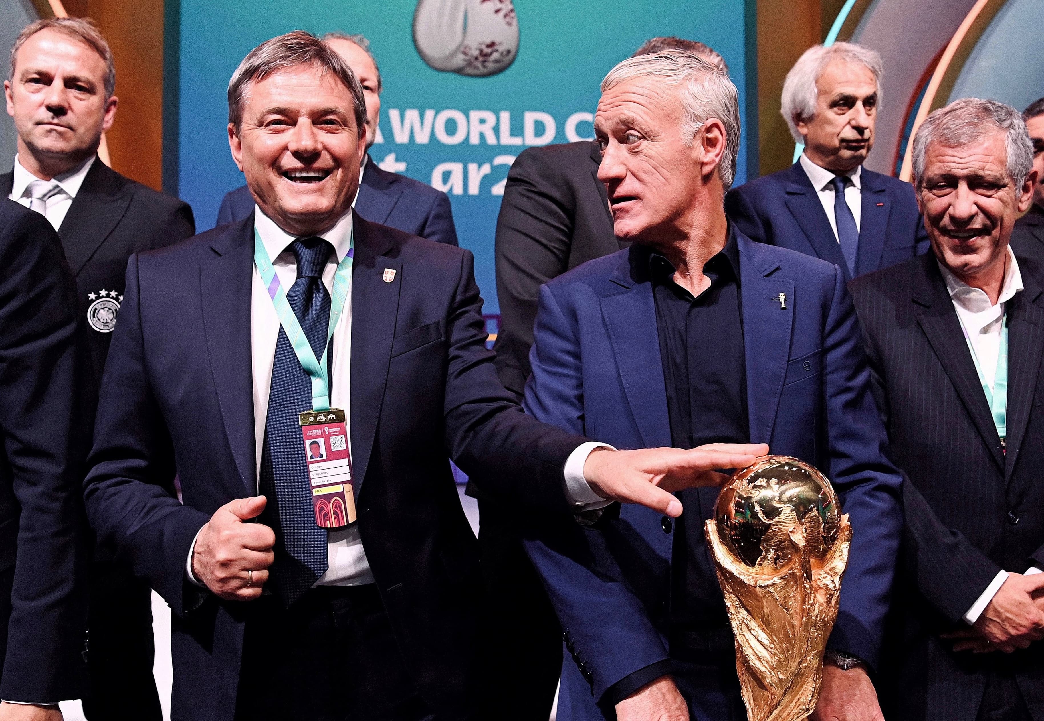 Ousadia: Dragan Stojkovic, da Sérvia, toca a Copa do Mundo, ao lado de seu atual "dono", Didier Deschamps
