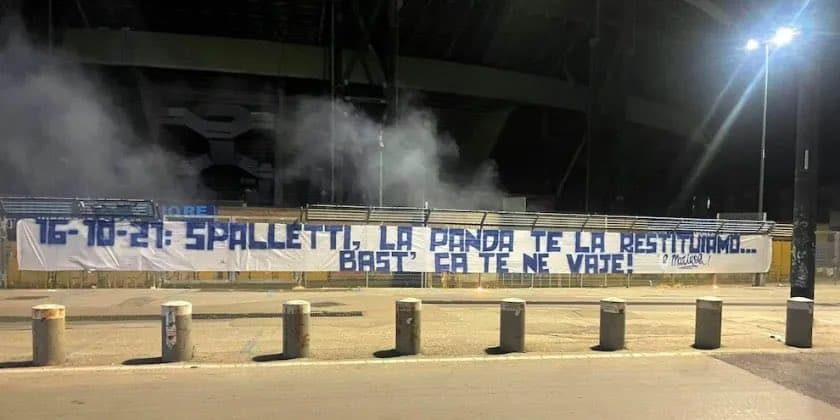 Torcida do Napoli protestou de maneira inusitada contra treinador -