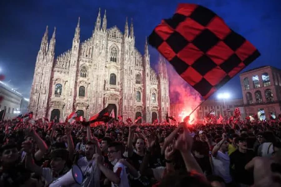 Torcedores comemoram o título da Séria A do Campeonato Italiano 2021/2022, na Praça do Duomo, em Milão, no dia 22 de maio -