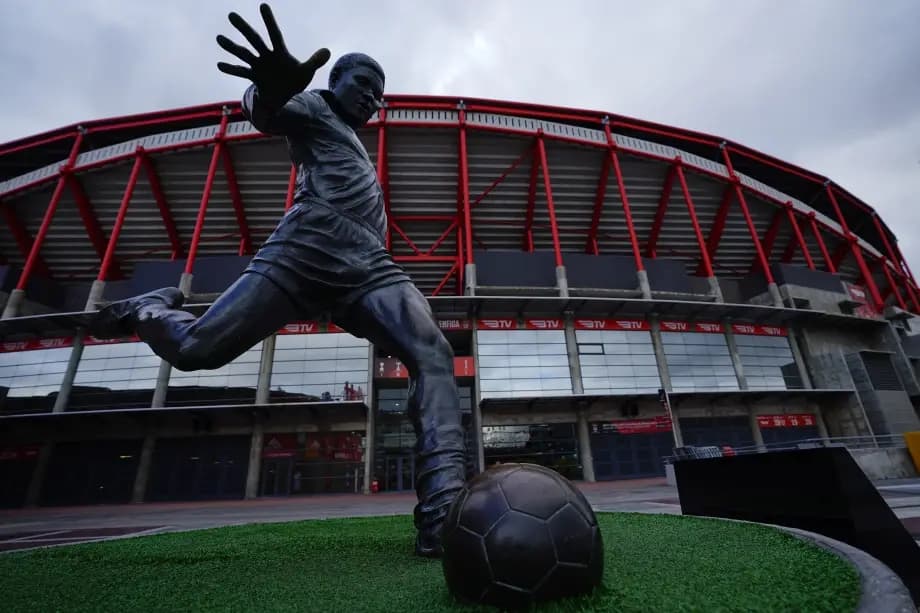 Estátua de Eusébio, ídolo português da década de 60, no Estádio da Luz, do Benfica