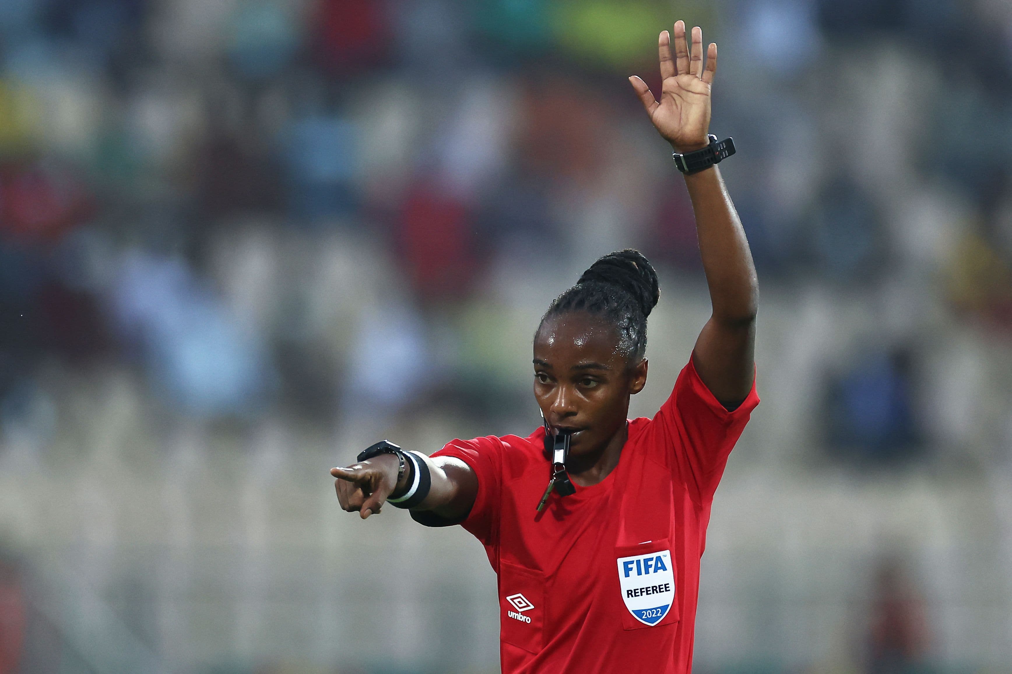 A africana Salima Mukansanga, foi uma das três arbitras principais escolhidas para ir ao Catar -