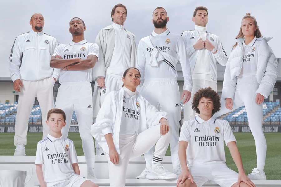 Caroline Møller e Kenti Robles são as atletas do time feminino do Real que posam com a nova camisa do time -