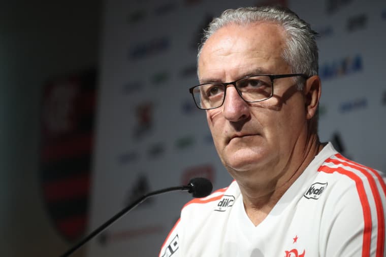 Dorival inicia terceiro ato no Flamengo cercado por pressões e problemas -