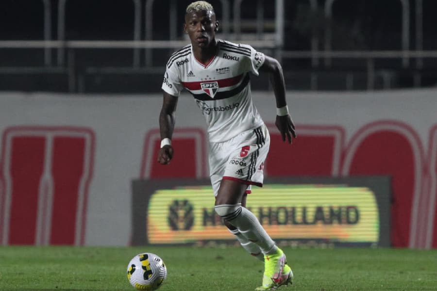 Arboleda sofreu lesão no clássico contra o Palmeiras, em junho -