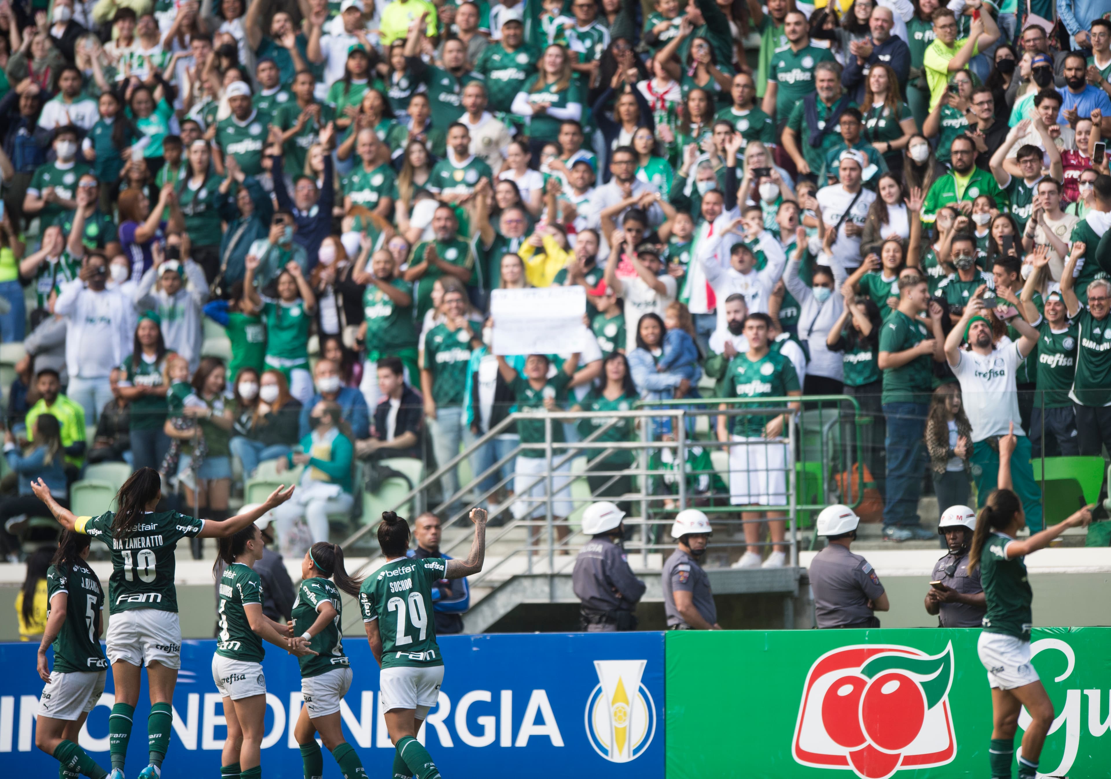 Palmeiras vence clássico e mantém liderança no torneio -