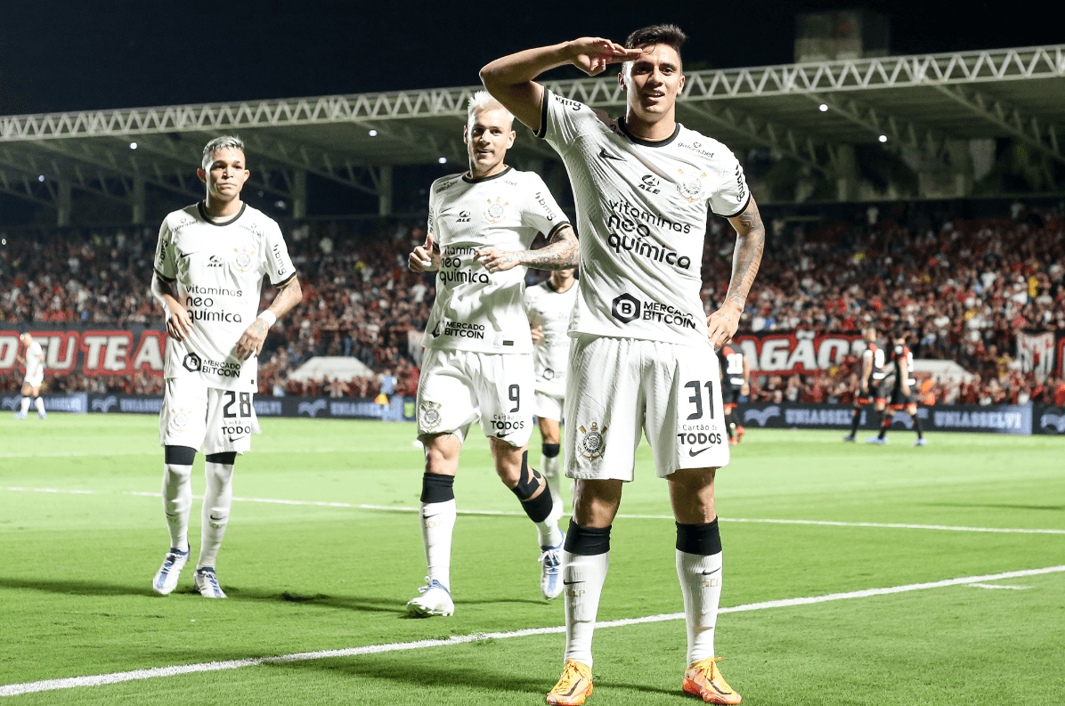 Corinthians venceu o Atlético-GO e voltou à liderança do Brasileirão