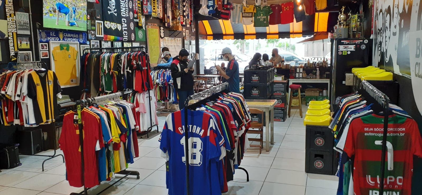 Feira de camisas no bar Botões Clássicos