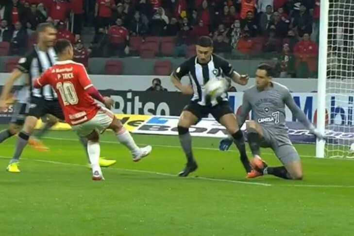 Lance de pênalti marcado contra o Botafogo em partida com o Internacional pelo Brasileirão -