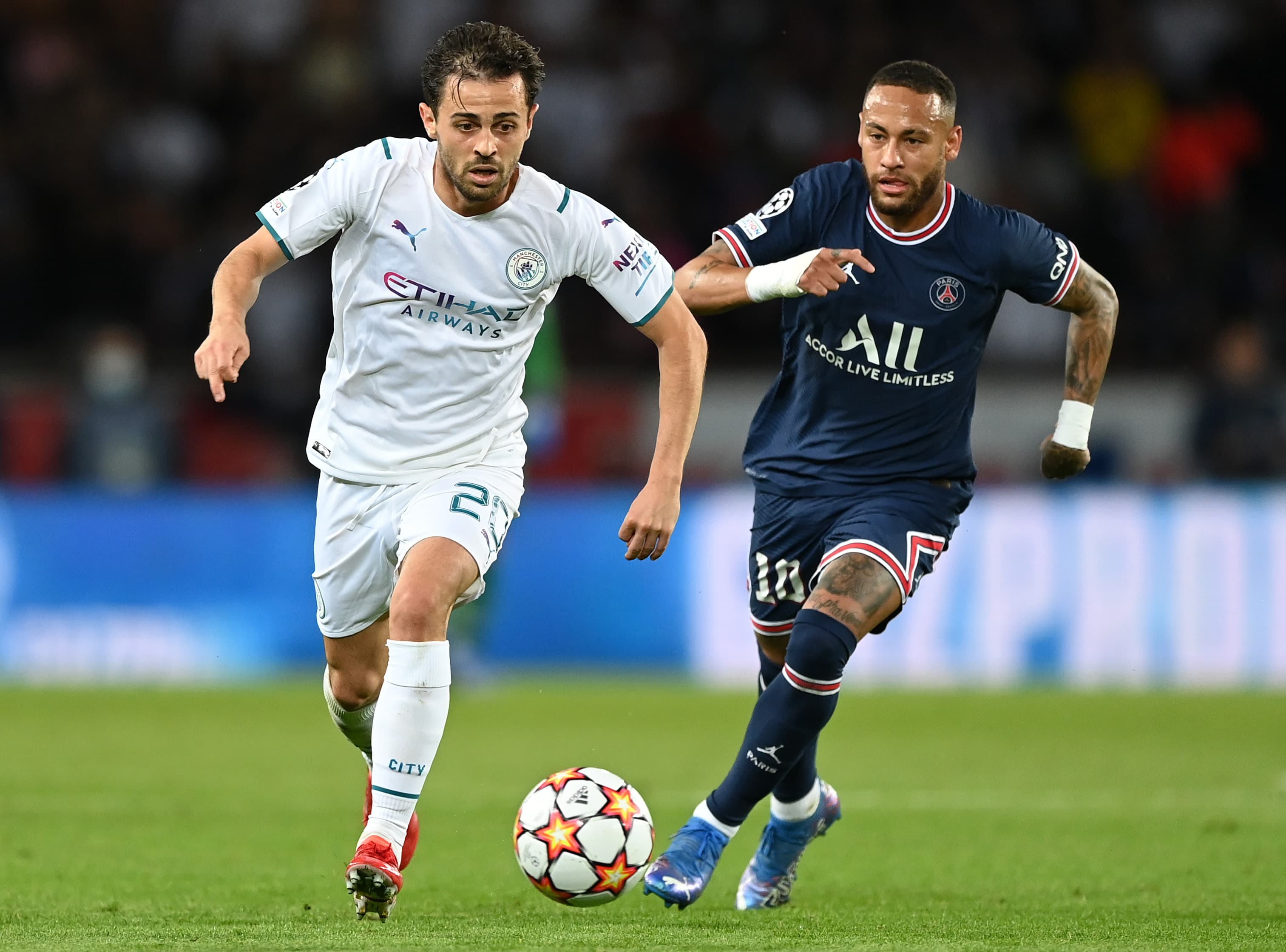 Bernardo Silva, do City, e Neymar, do PSG, em ação na Champions League