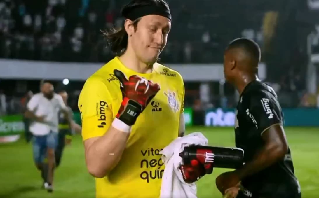 Momento em que o torcedor se aproxima para agredir o goleiro Cássio