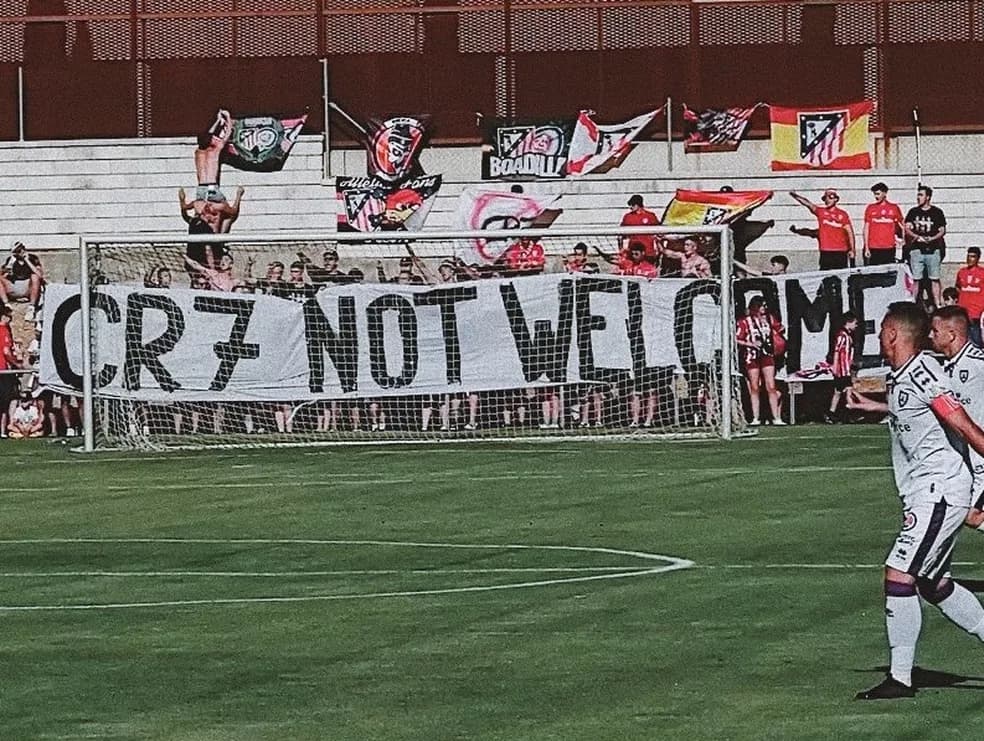 Torcedores do Atlético de Madri estendem faixa em amistoso: "CR7 não é bem-vindo" -