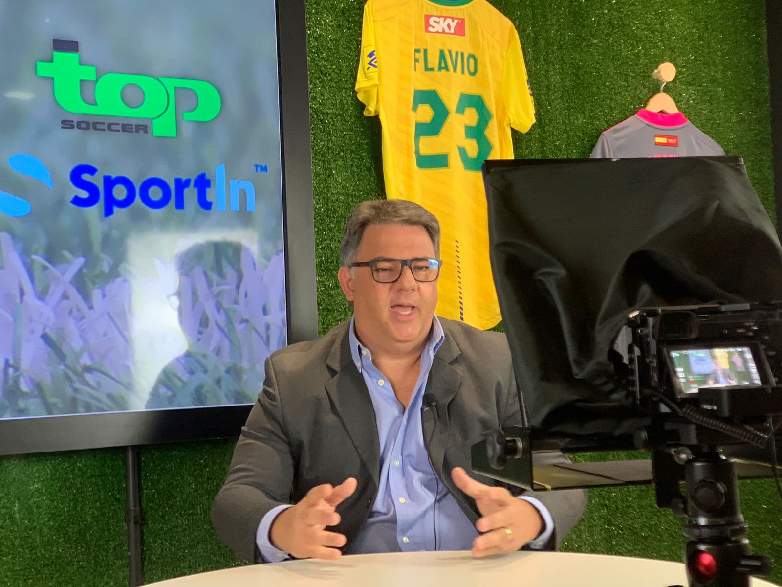 Marcelo Claudino gravando aulas na sede da Top Soccer em Belo Horizonte