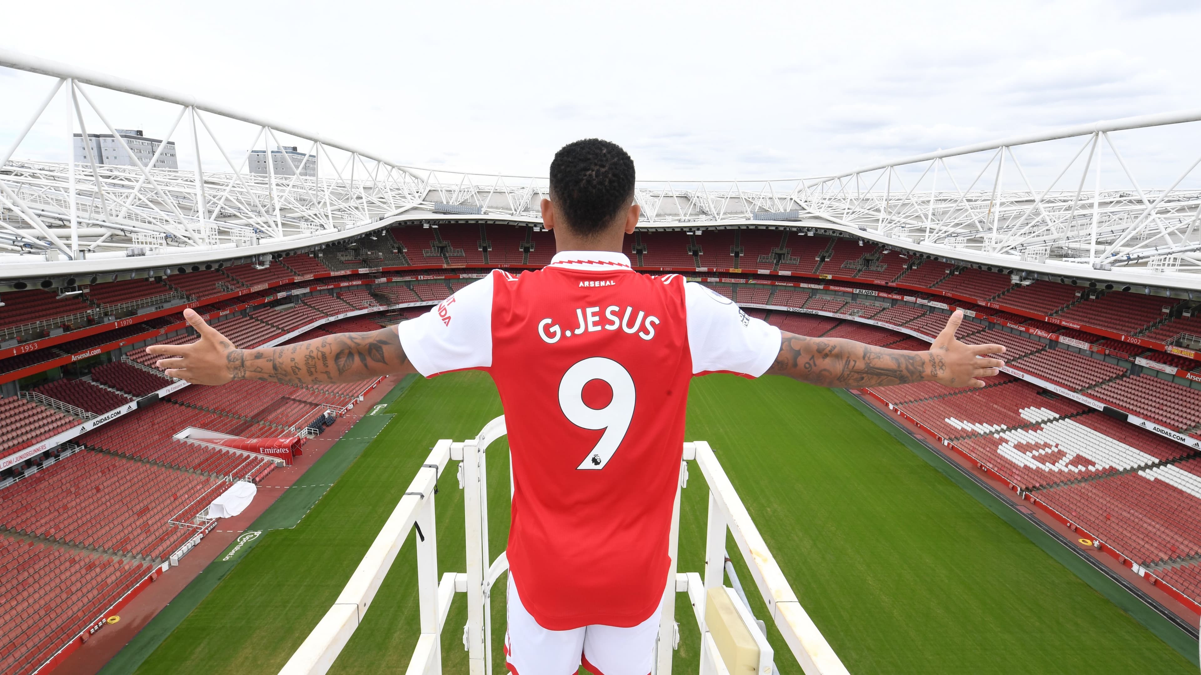 Gabriel Jesus já posou com a 9 do Arsenal no Emirates Stadium