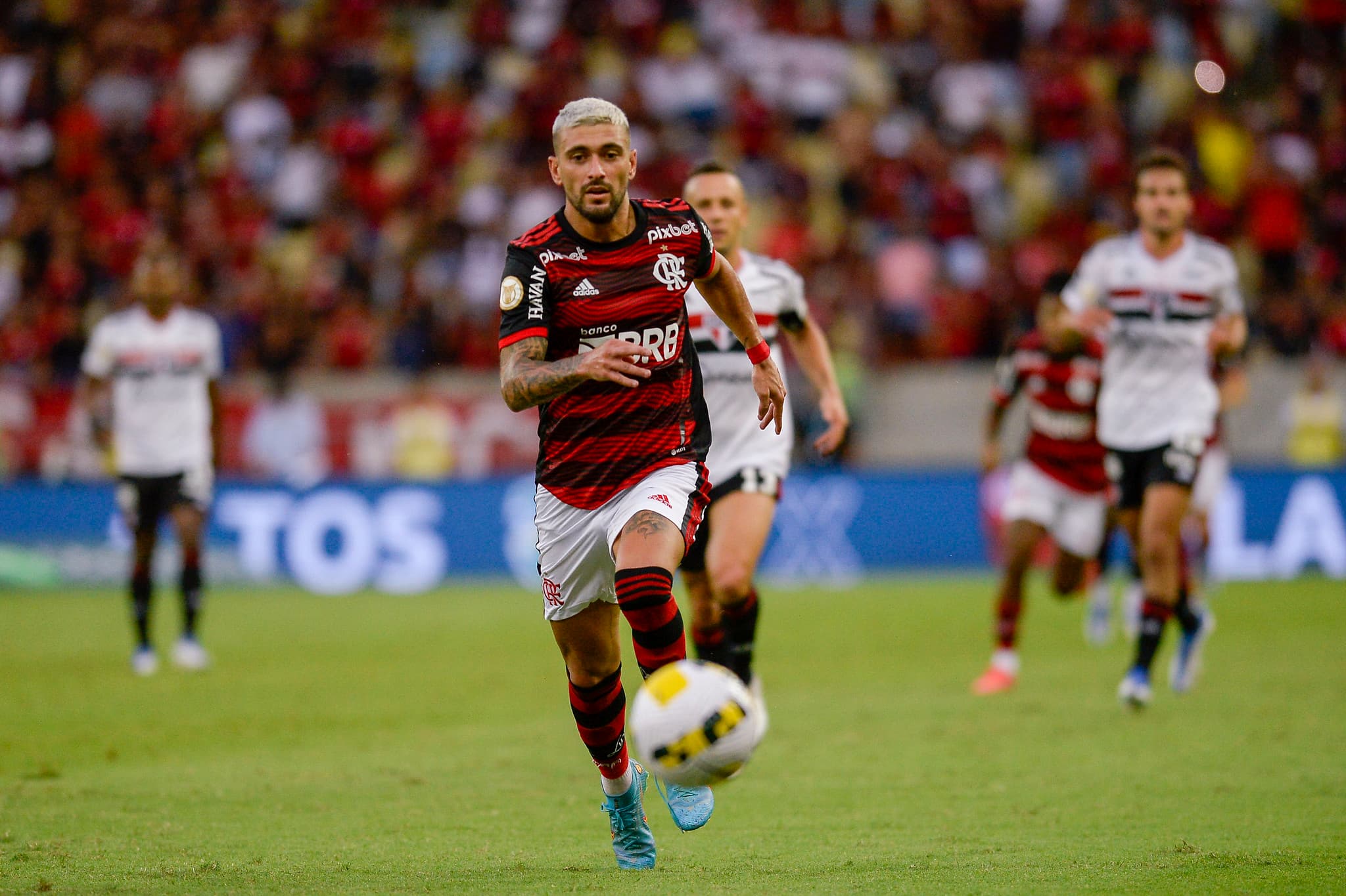 Flamengo, de Arrascaeta, venceu por 3 a 1 no primeiro turno -
