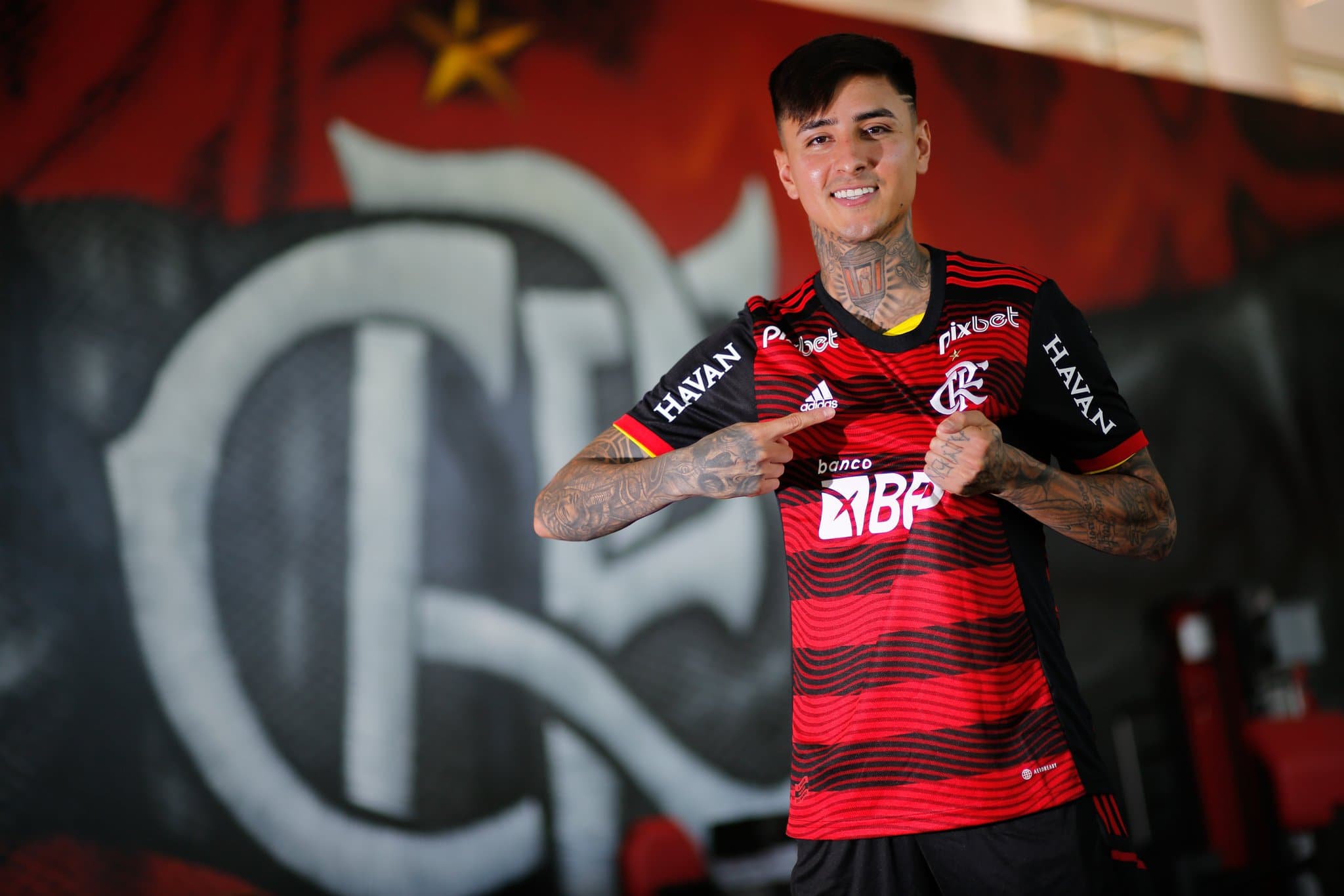 Pulgar chega ao Flamengo após sete anos no futebol italiano -