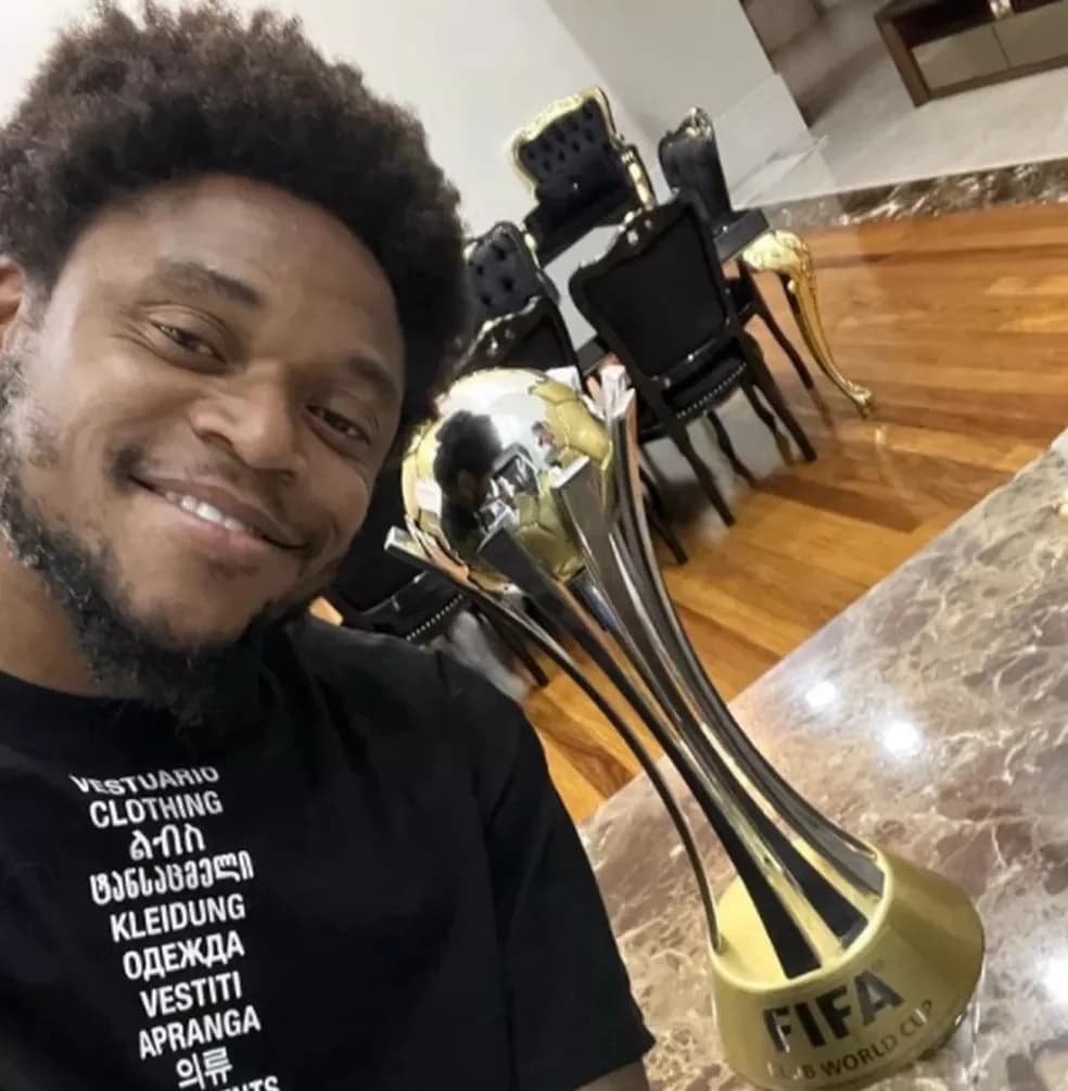 Luiz Adriano posa com taça do Mundial de Clubes que ganhou pelo Inter, em 2006 -