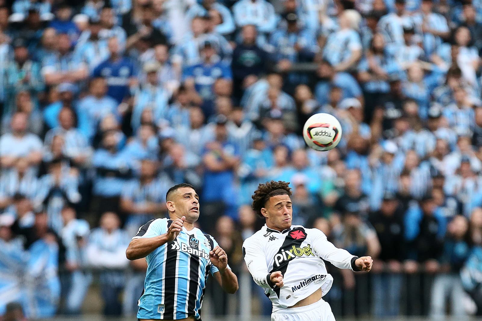 Vasco e Grêmio lutam pelo retorno à Serie A -