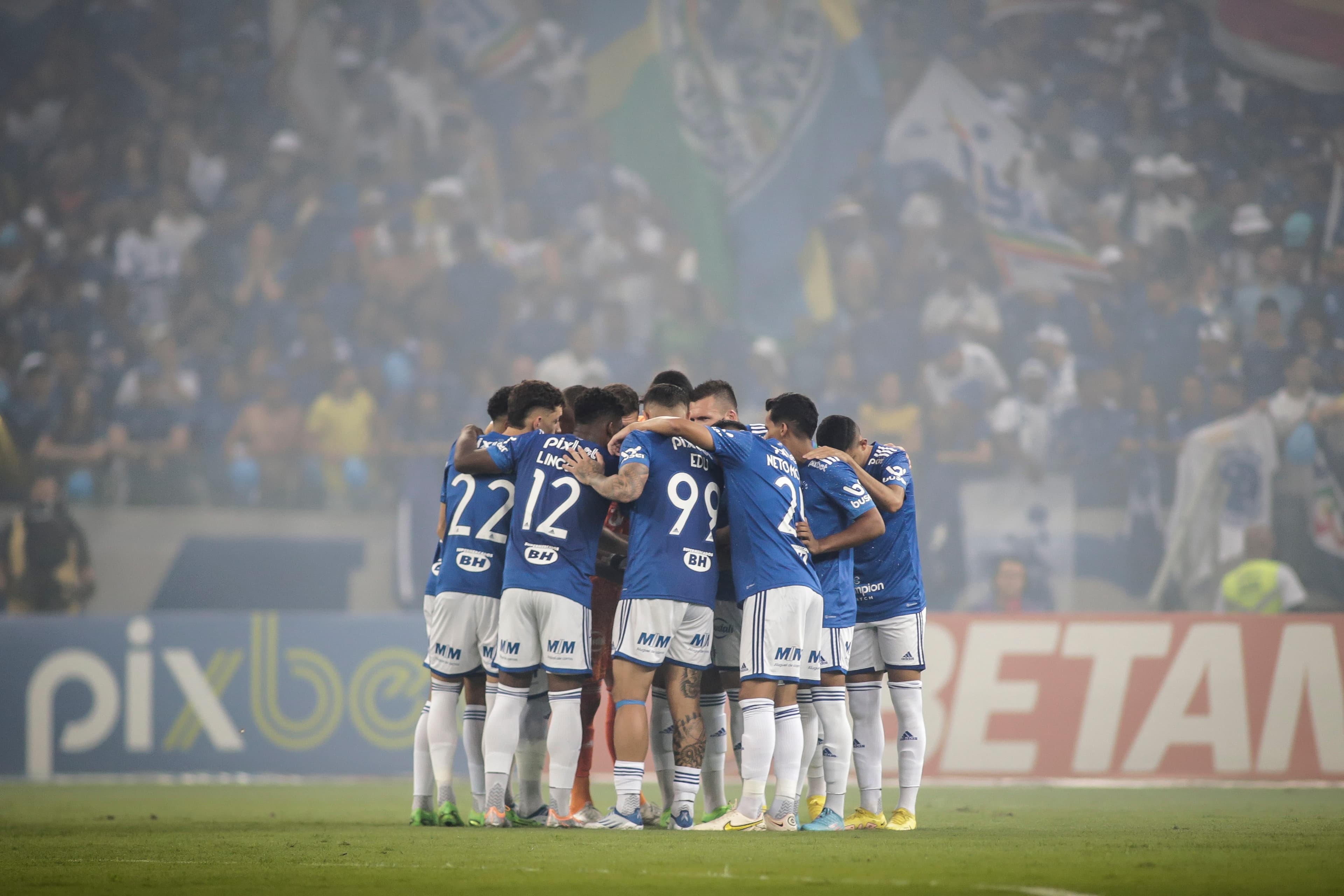 Jogadores do Cruzeiro se concentram para jogo contra o Vasco no Mineirão -
