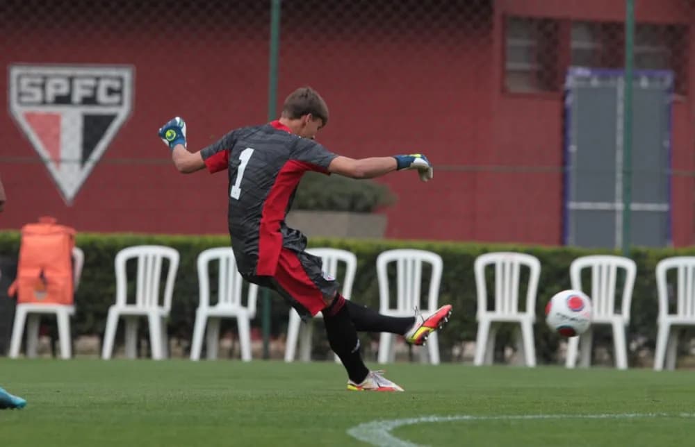 Leandro, o novo goleiro-artilheiro tricolor -