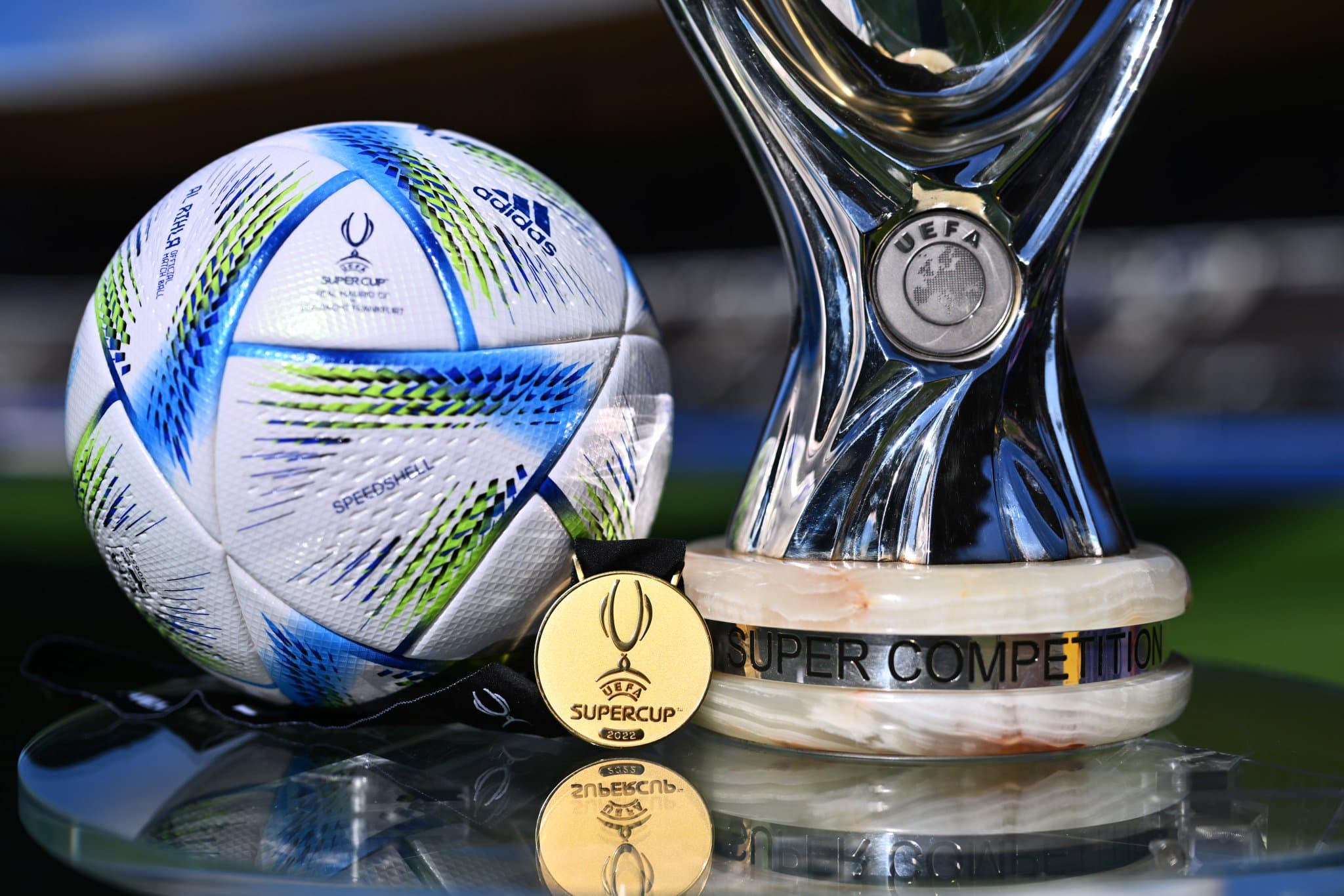 Bola, medalha e taça da Supercopa da Europa -