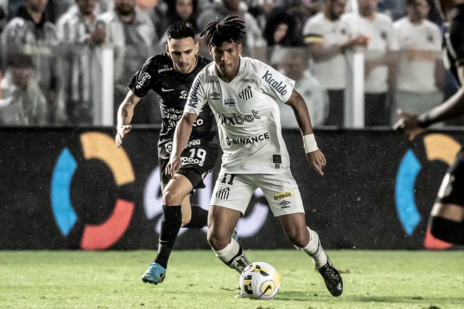 Rivais se reencontram após invasão no último clássico -