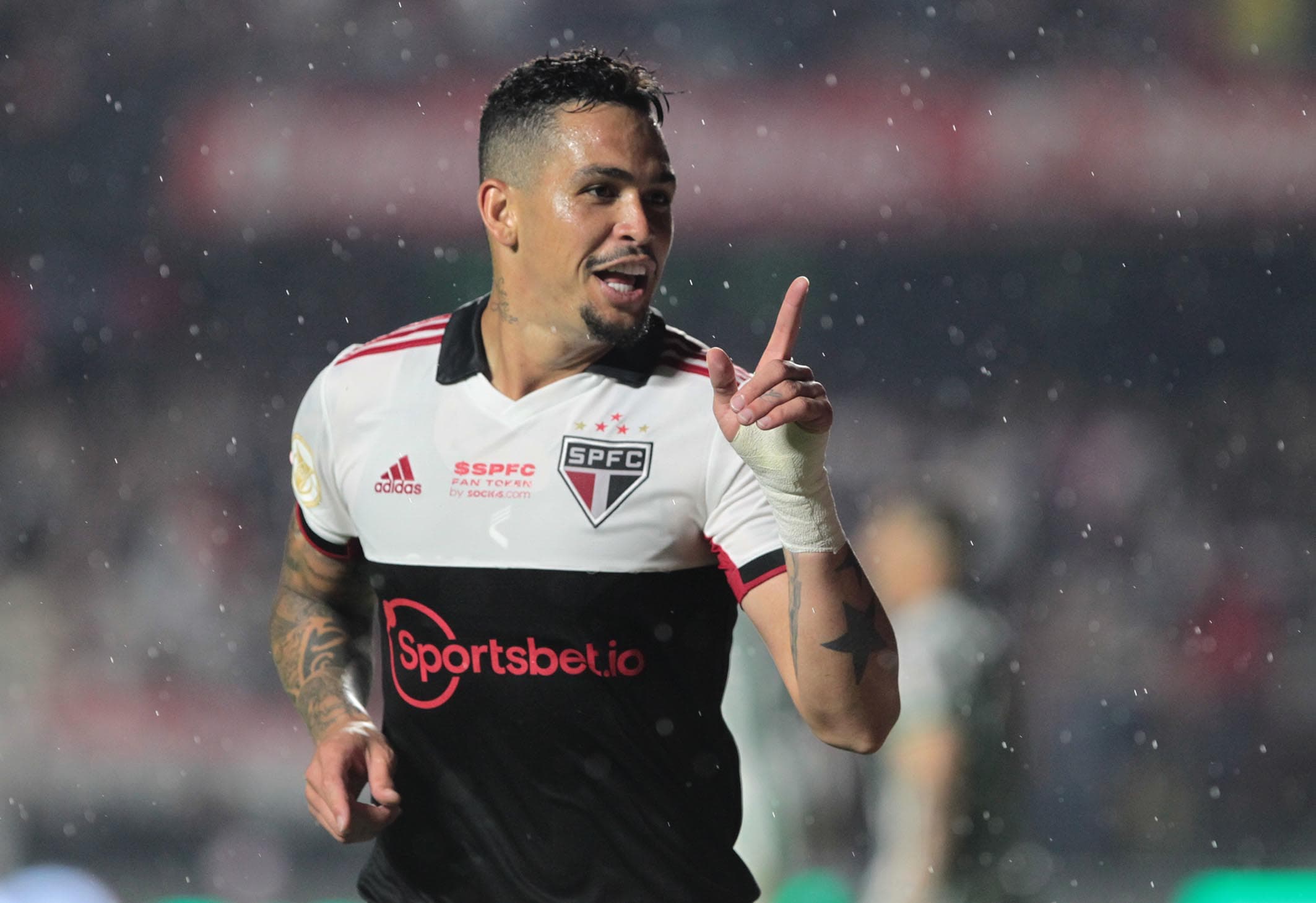 Luciano comemora gol pelo São Paulo -