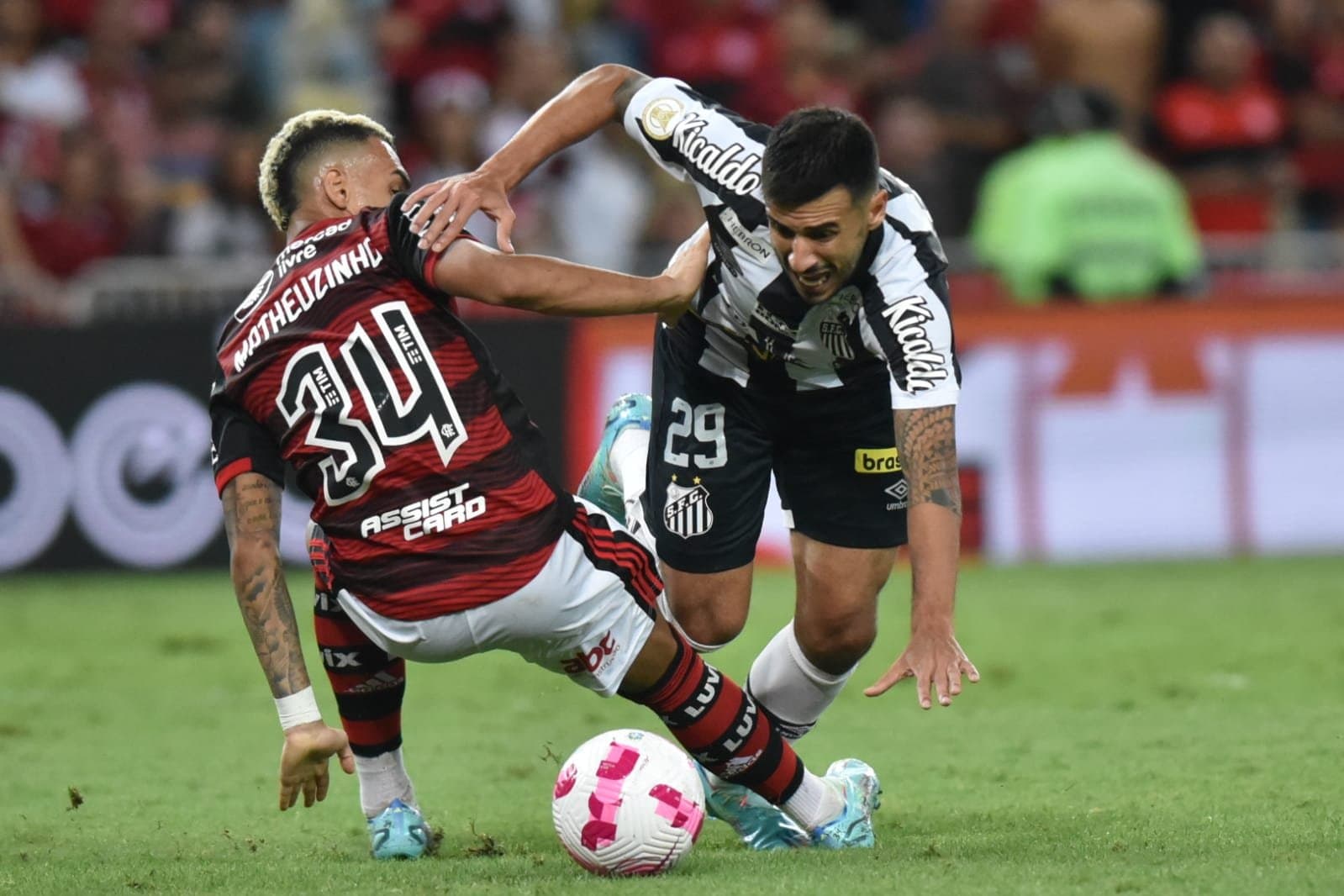 Matheuzinho e Camacho em lance polêmico no qual não foi marcado pênalti -