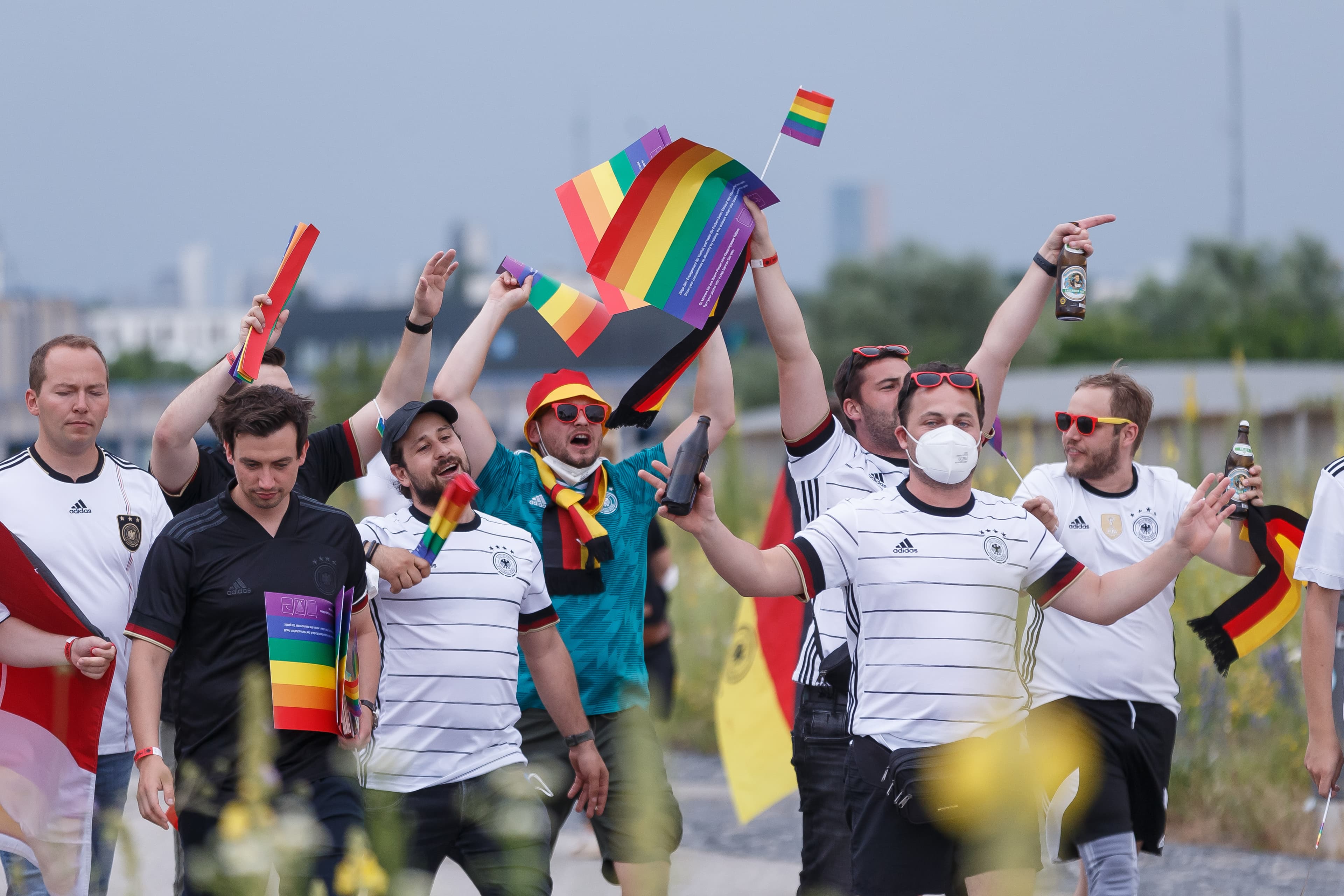 Torcedores da Alemanha com bandeiras de apoio à comunidade gay durante a Euro-2020, em Munique