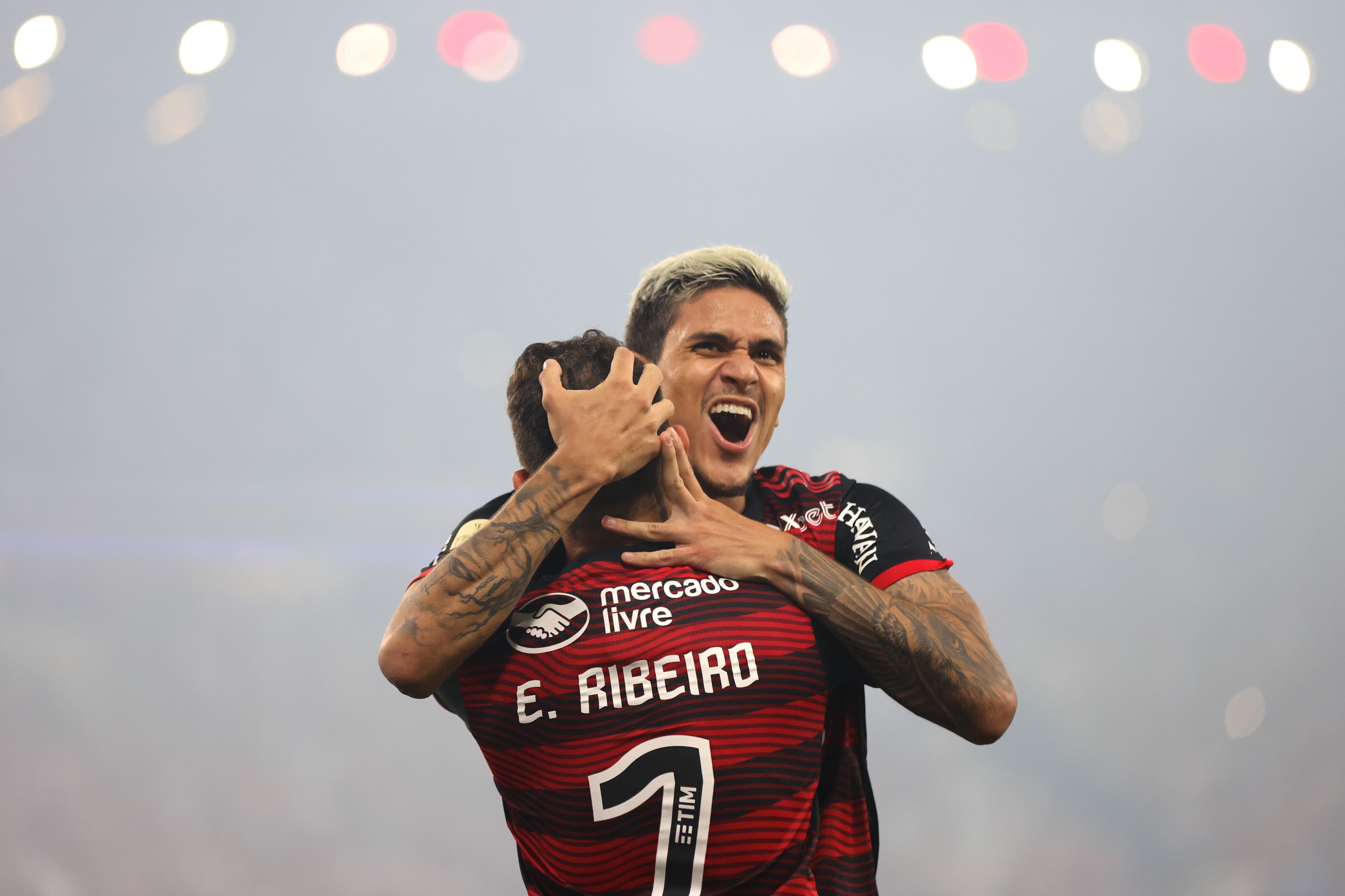 Pedro, do Flamengo, comemora com Everton Ribeiro seu gol na final da Copa do Brasil