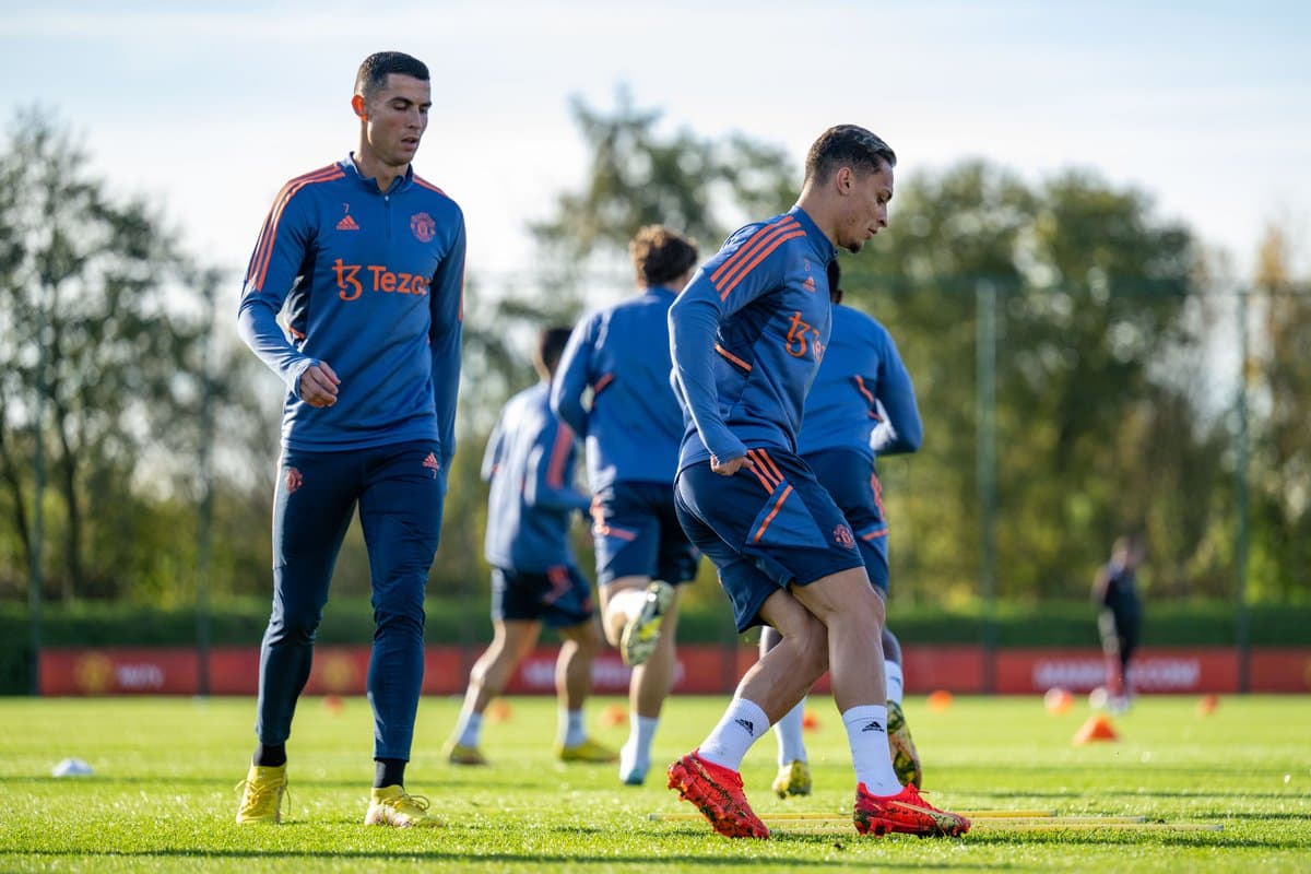 Cristiano Ronaldo e Antony durante o treino desta terça