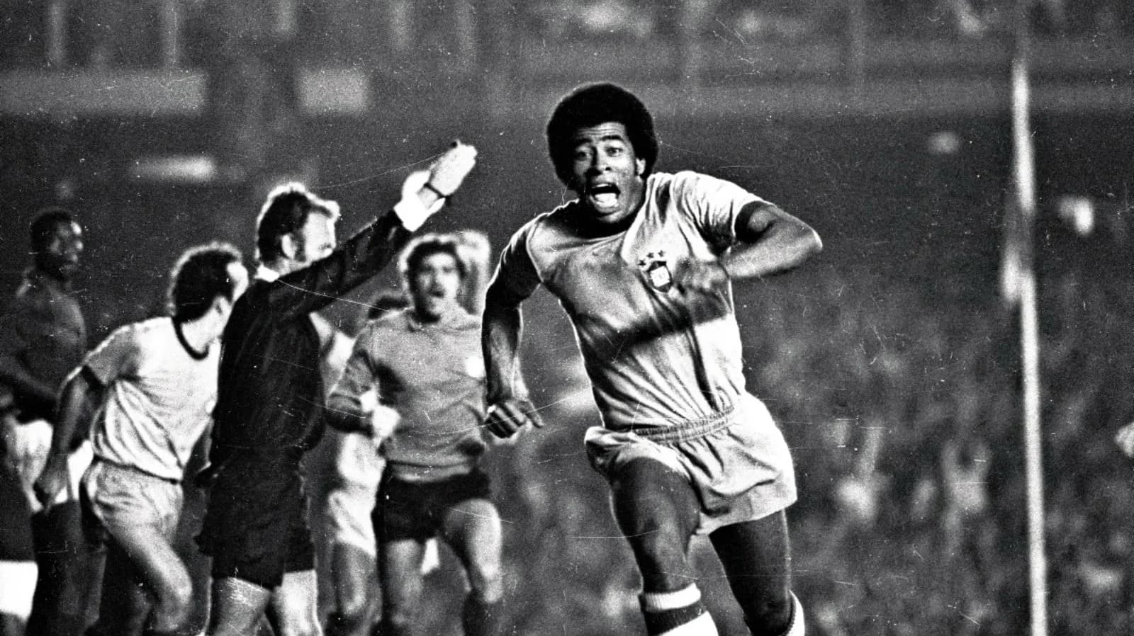 Jairzinho comemora gol pela seleção brasileira -
