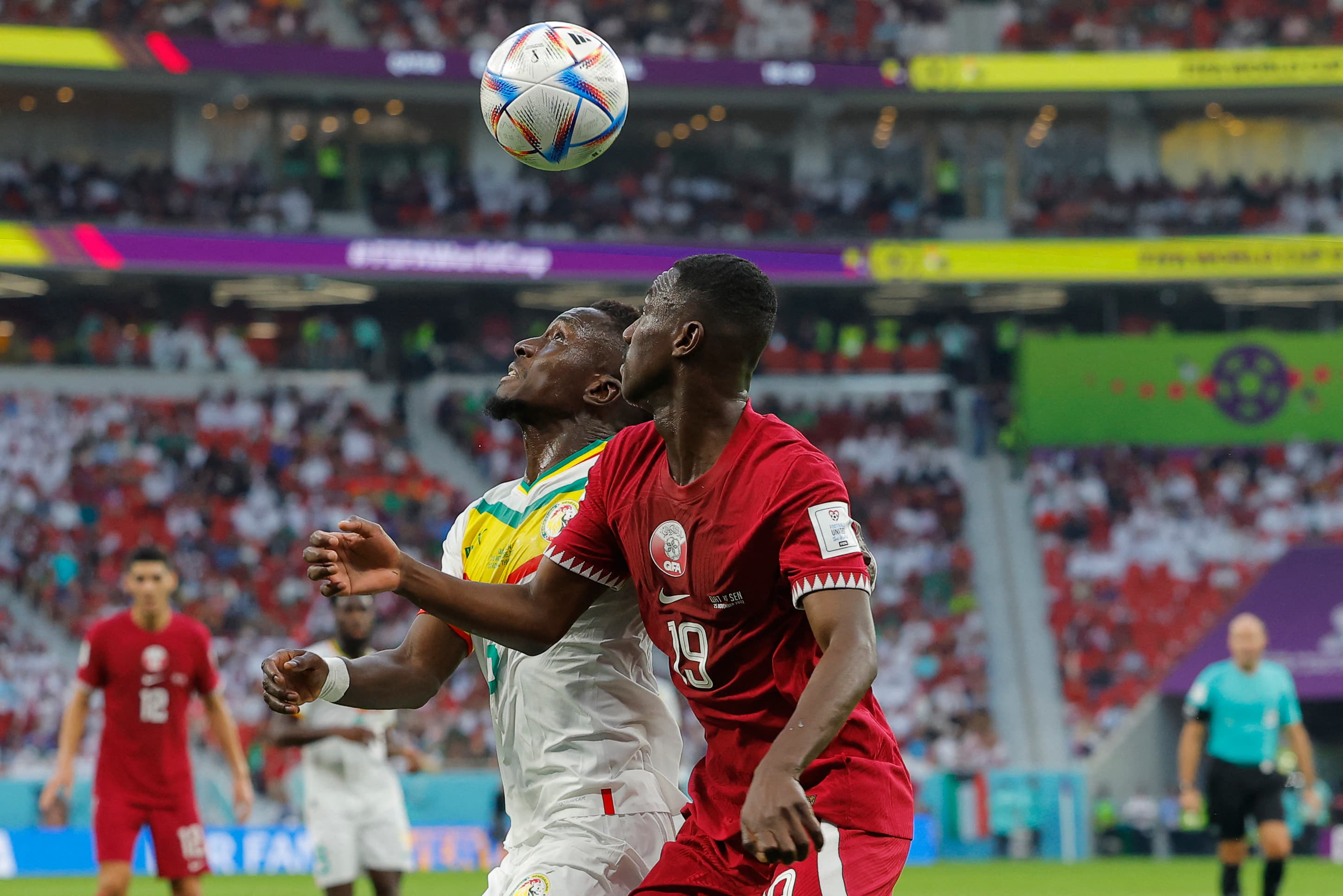 Almoez Ali e Idrissa Gueye disputam bola no confronto