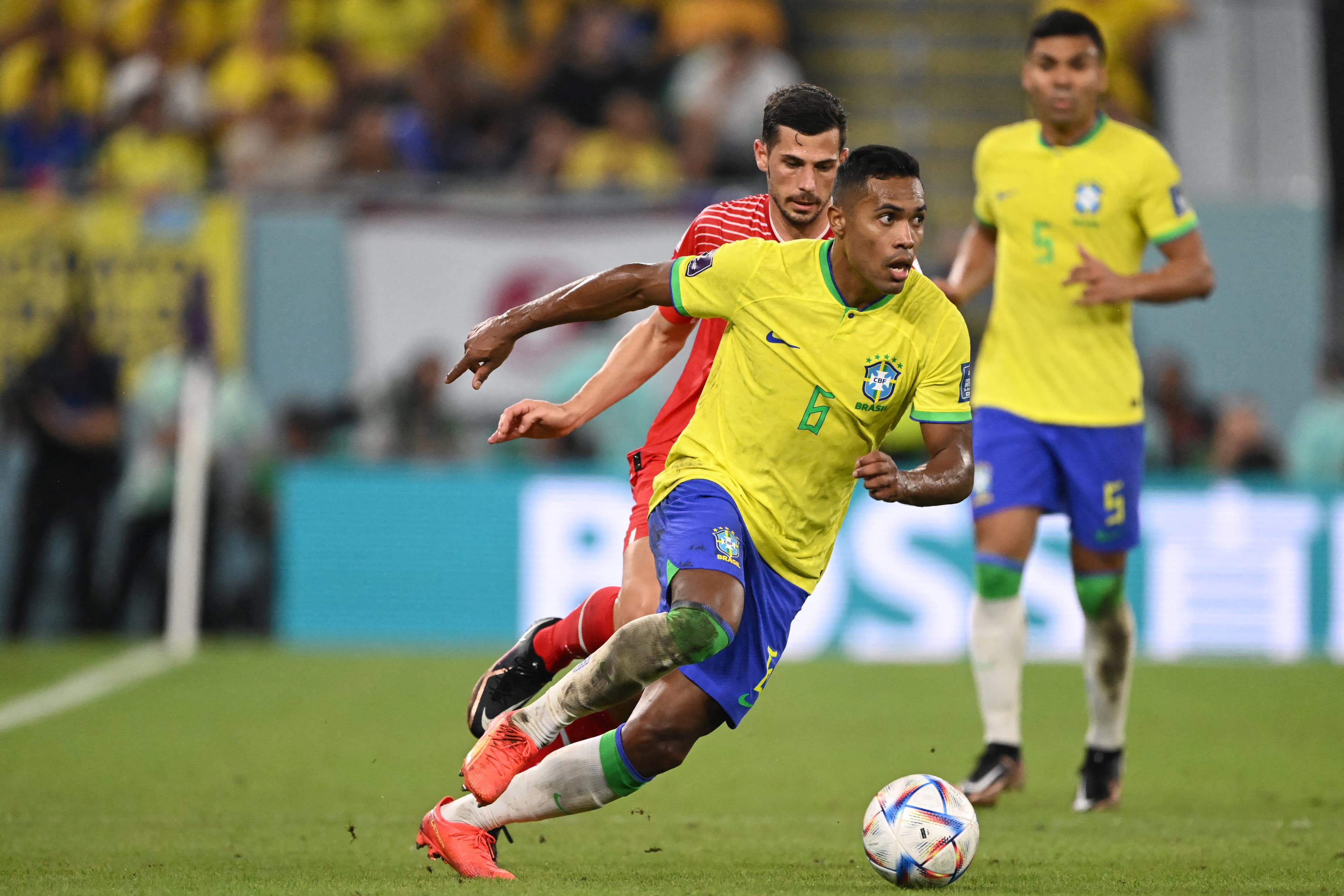 Alex Sandro sentiu dores no quadril e precisou ser substituído contra a Suíça -