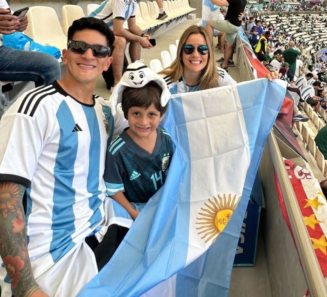 Germán Cano e família assistindo à Copa do Mundo, no Catar -