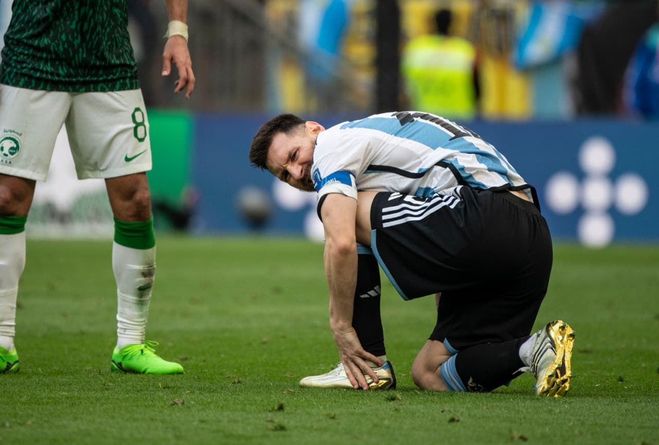 Messi leva a mão ao polêmico tornozelo machucado -