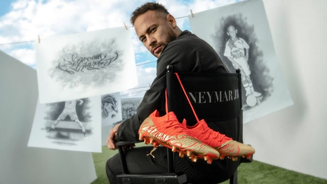 Neymar com a chuteira que usará na Copa do Catar