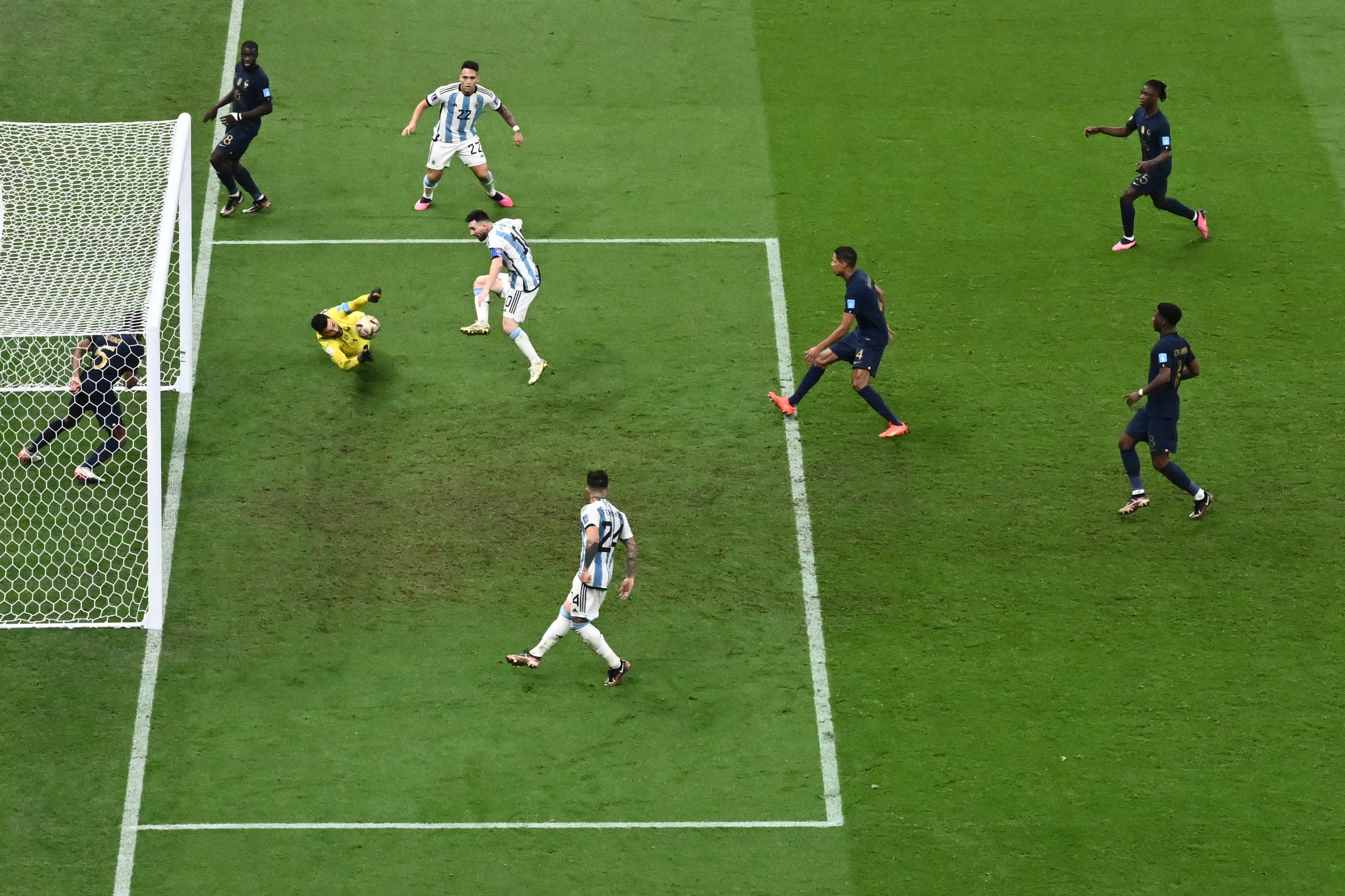 Messi marcou o terceiro gol de forma irregular, segundo a imprensa francesa -