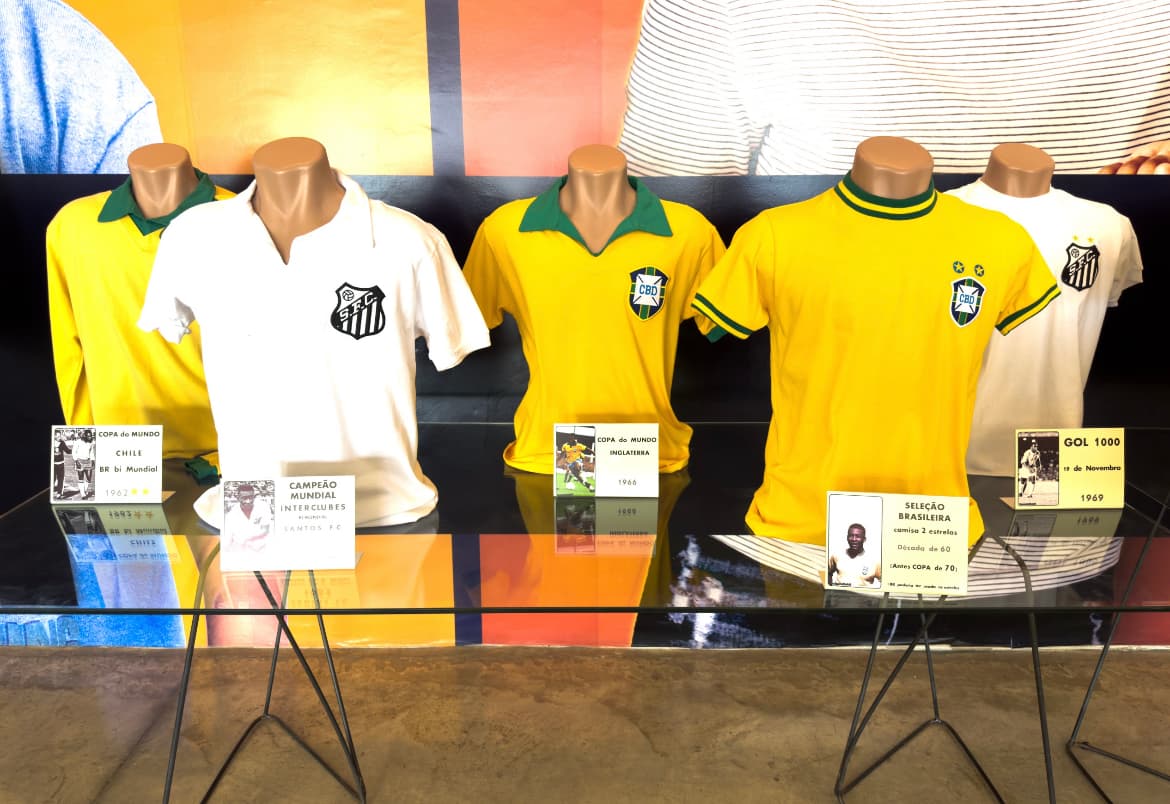 Camisas que reproduzem modelos utilizados por Pelé são expostas em Marília -